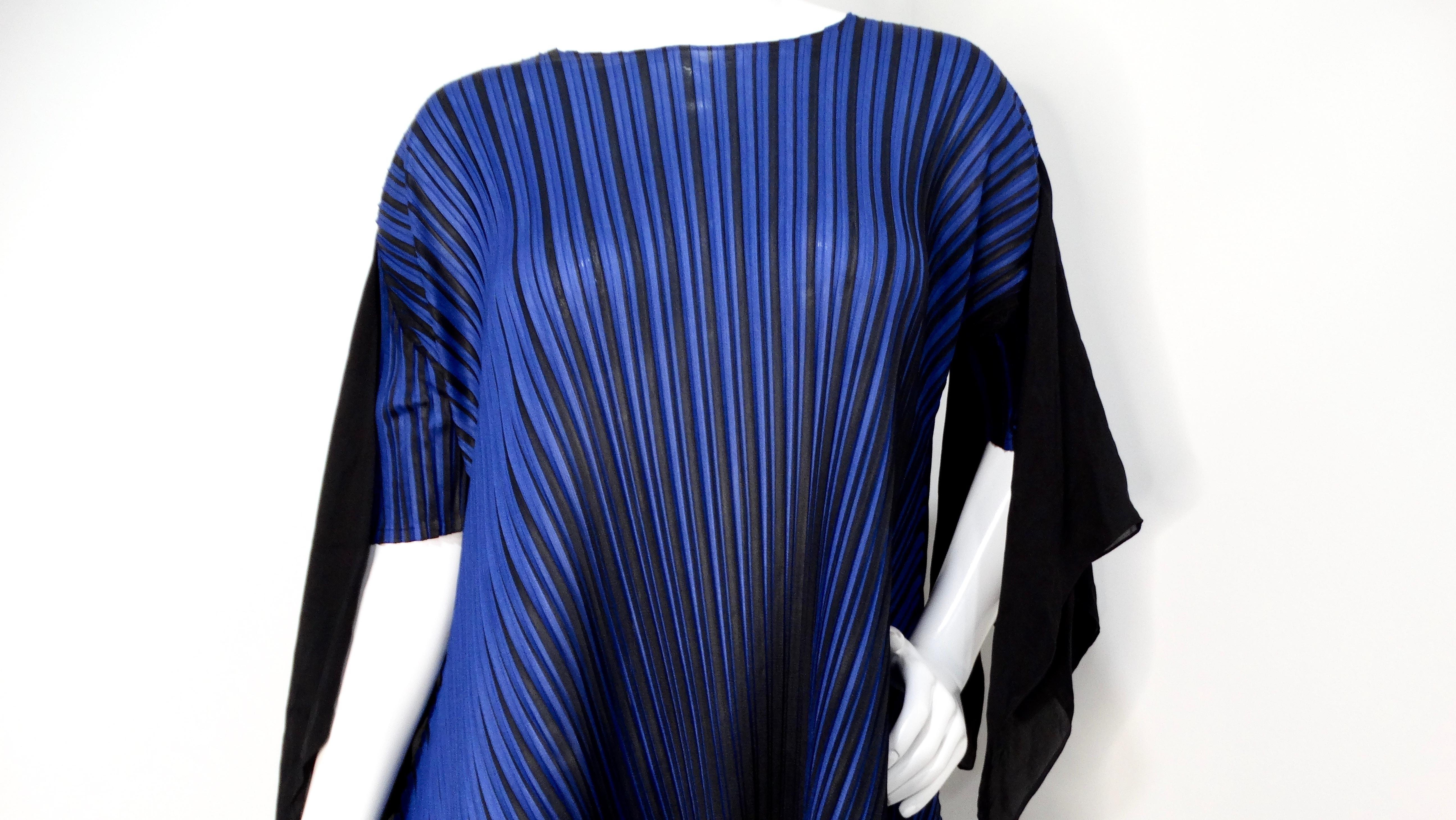 La collezione Pleats Please di Issey Miyake degli anni '90 è famosa per l'uso innovativo di tessuti e design, e questa sorprendente tunica a righe blu e nere a pieghe incarna questa etica. Le righe verticali creano una silhouette dinamica e