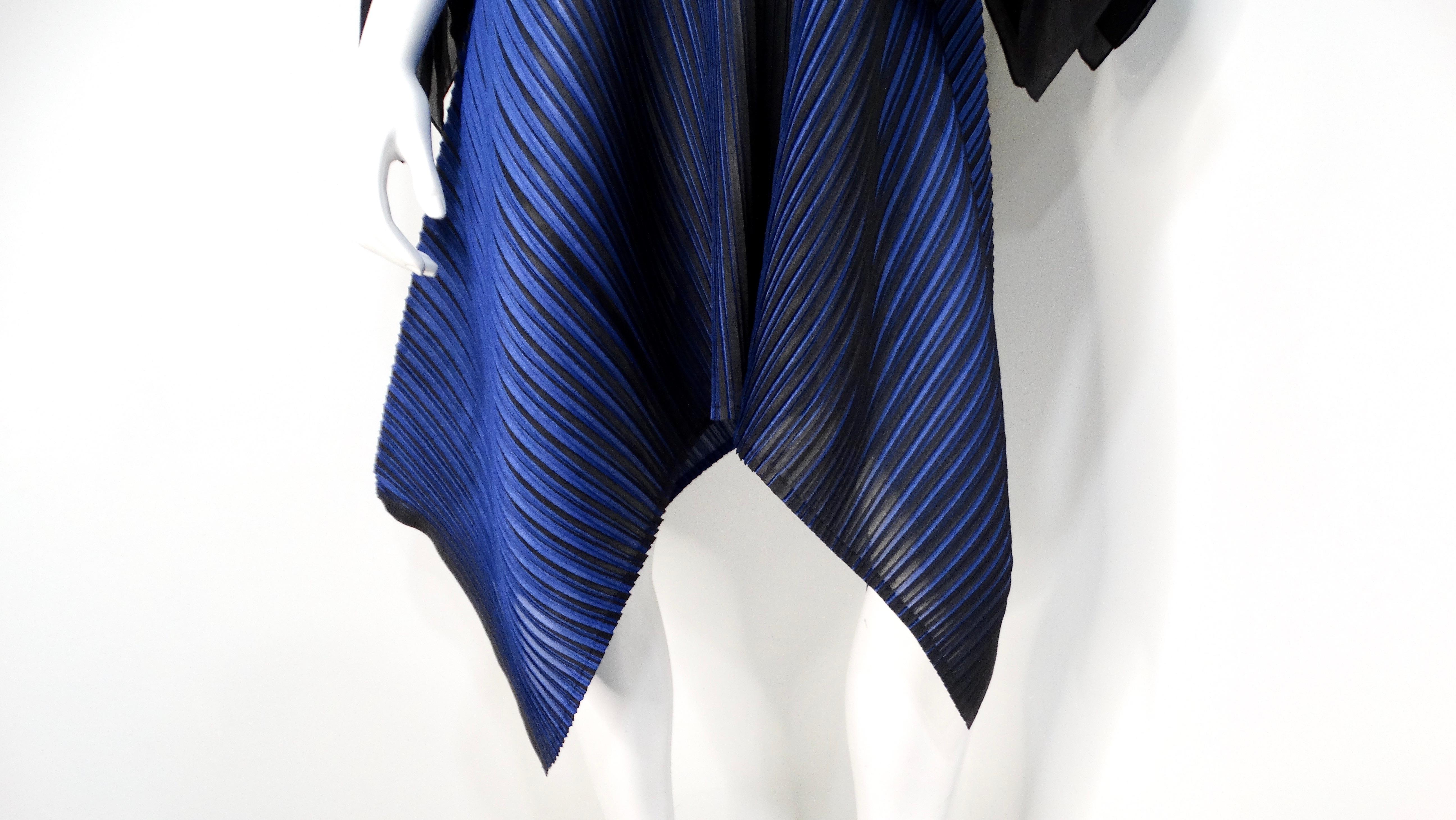 Nero Issey Miyake 1990s Pleats Please Tunica asimmetrica a righe blu e nere in vendita