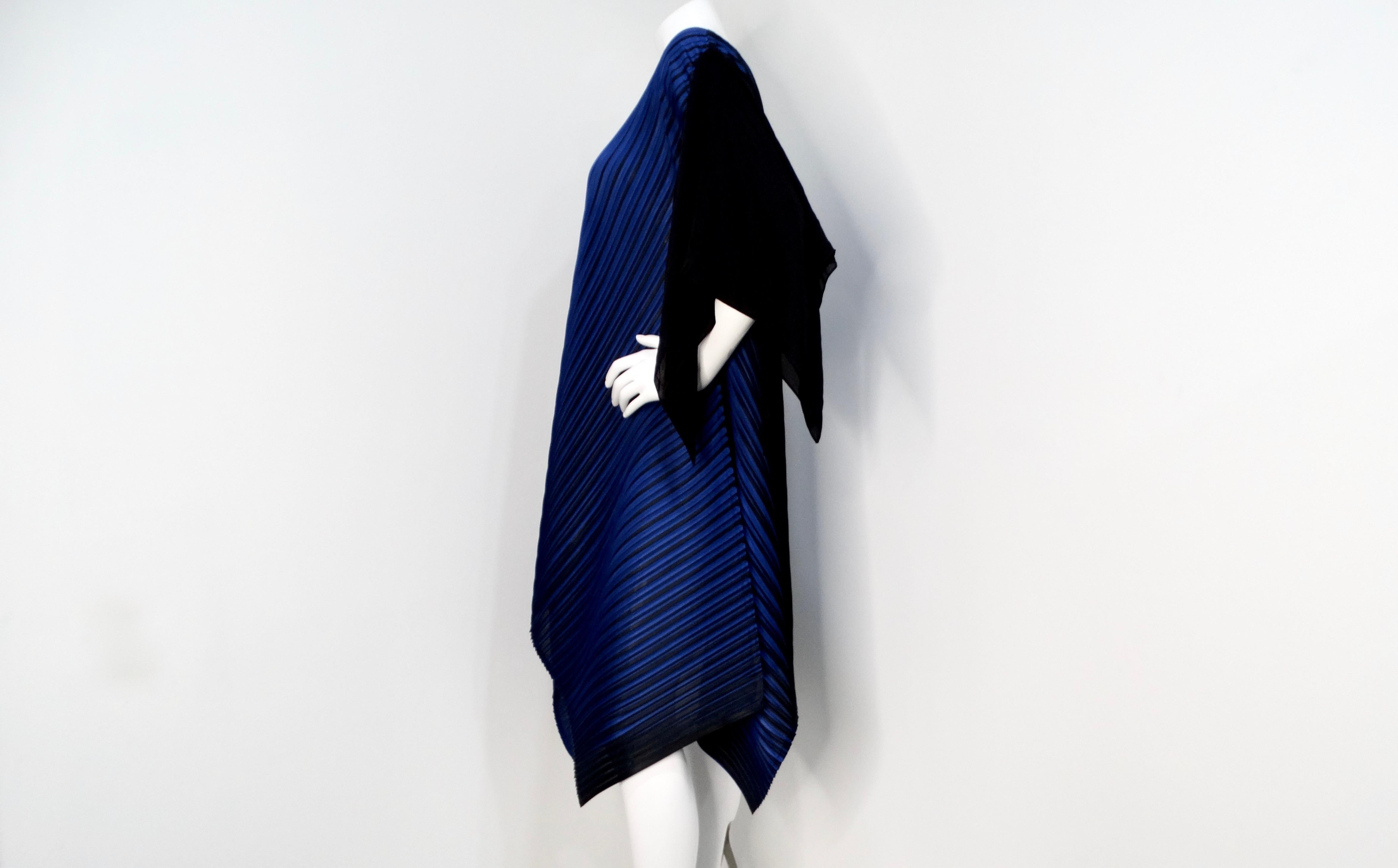 Issey Miyake 1990s Pleats Please Tunica asimmetrica a righe blu e nere In condizioni buone in vendita a Scottsdale, AZ