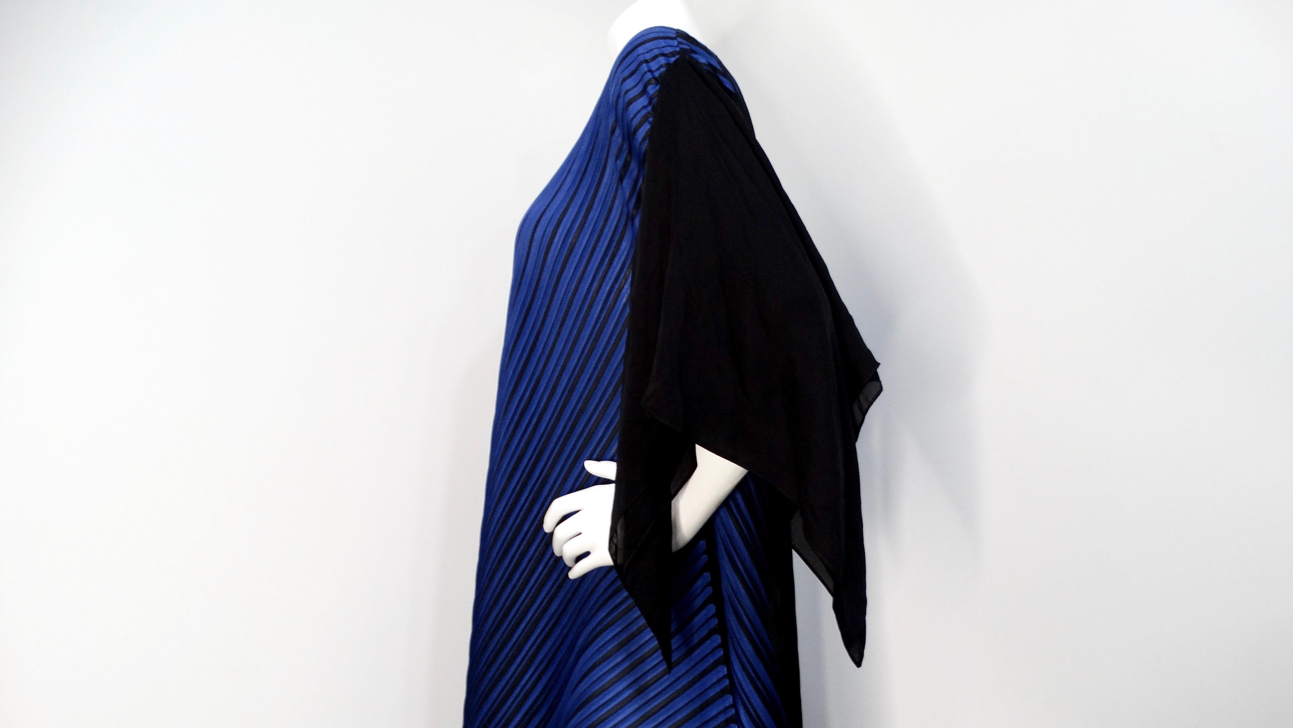 Donna Issey Miyake 1990s Pleats Please Tunica asimmetrica a righe blu e nere in vendita