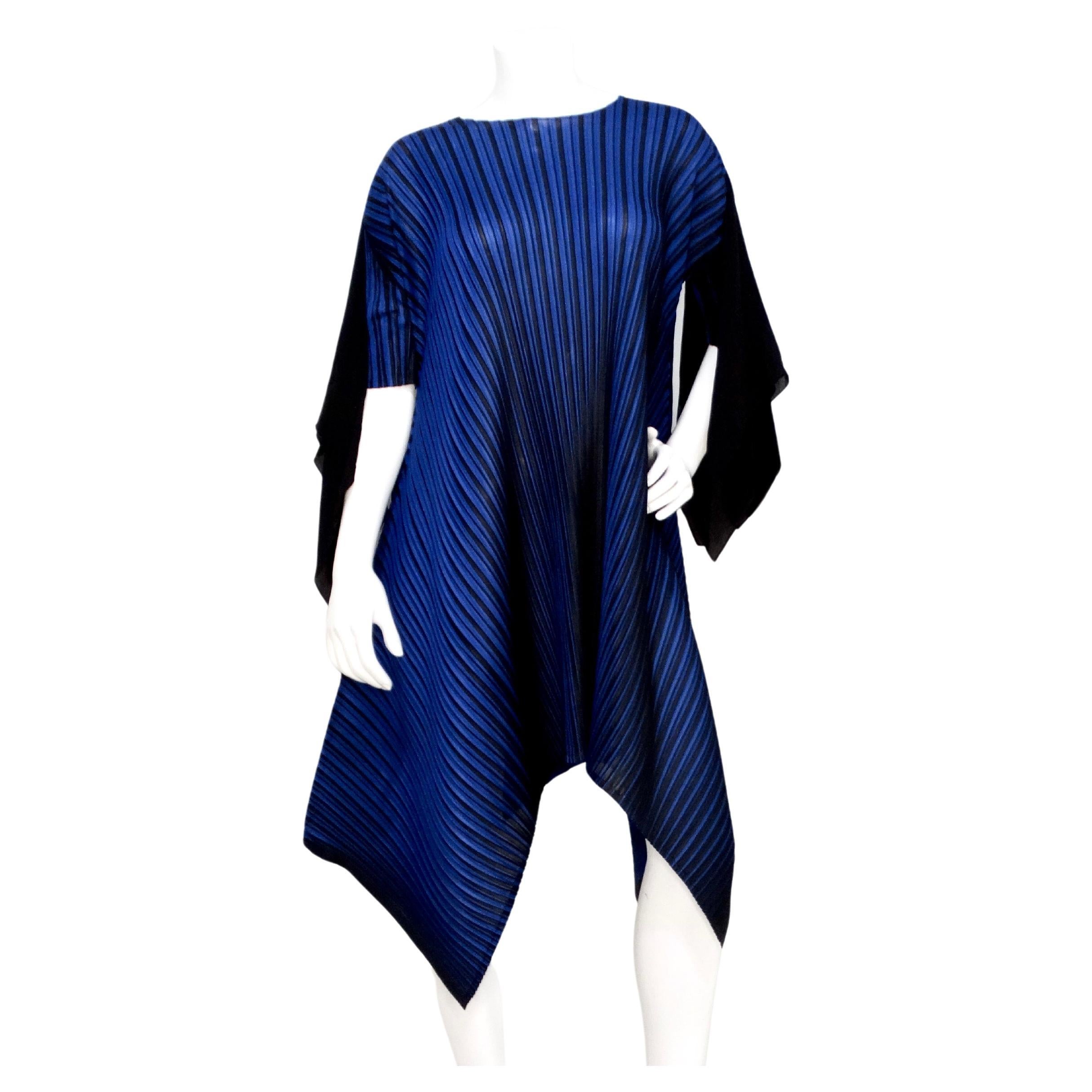 Issey Miyake 1990s Pleats Please Tunica asimmetrica a righe blu e nere in vendita