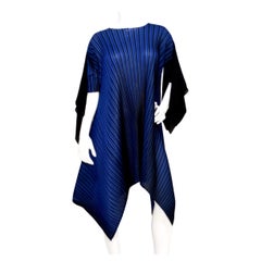 Issey Miyake 1990s Pleats Please Túnica asimétrica de rayas azules y negras