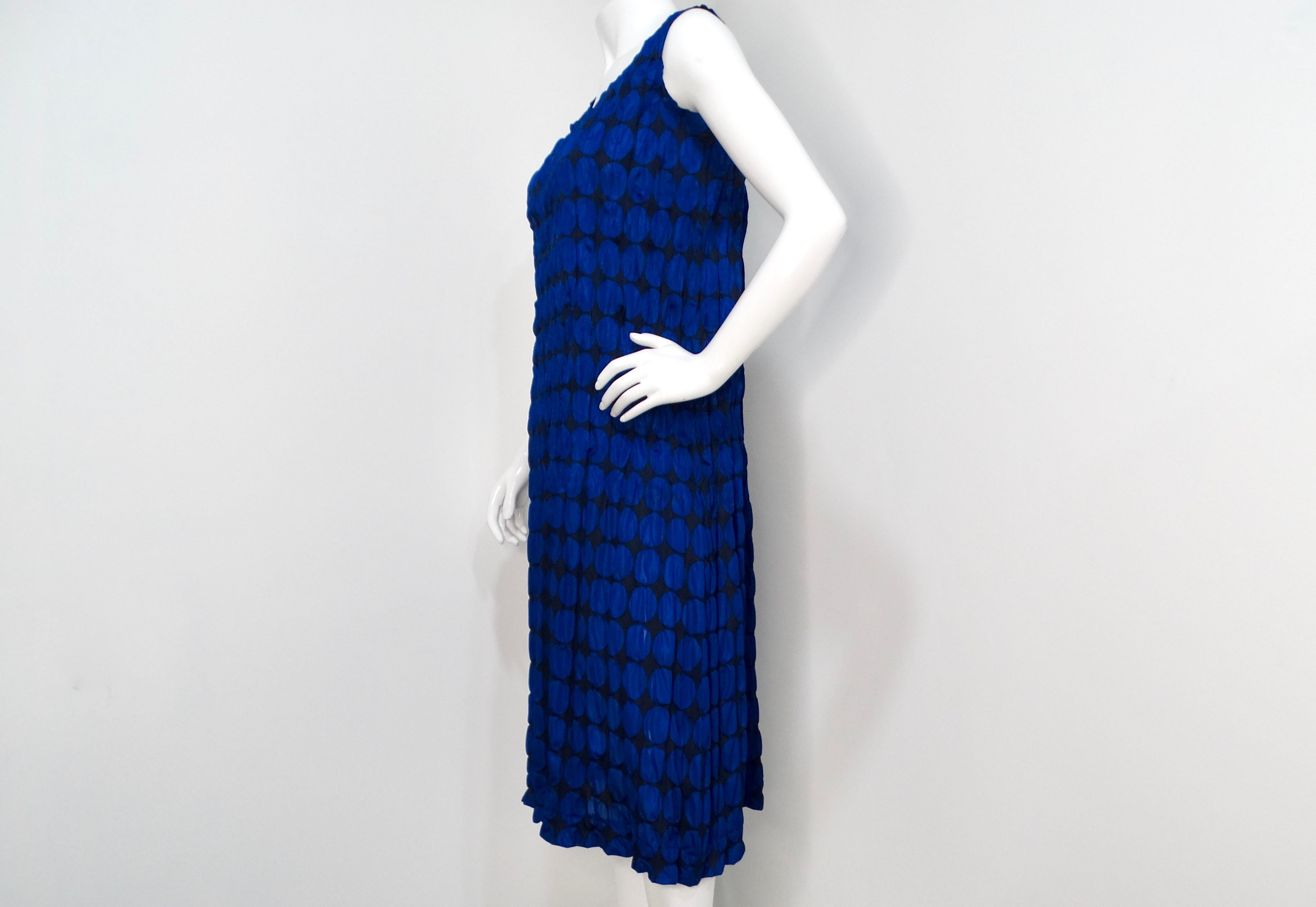 Issey Miyake 1990s Pleats Please Vestido sin mangas de lunares azul oscuro Negro en venta