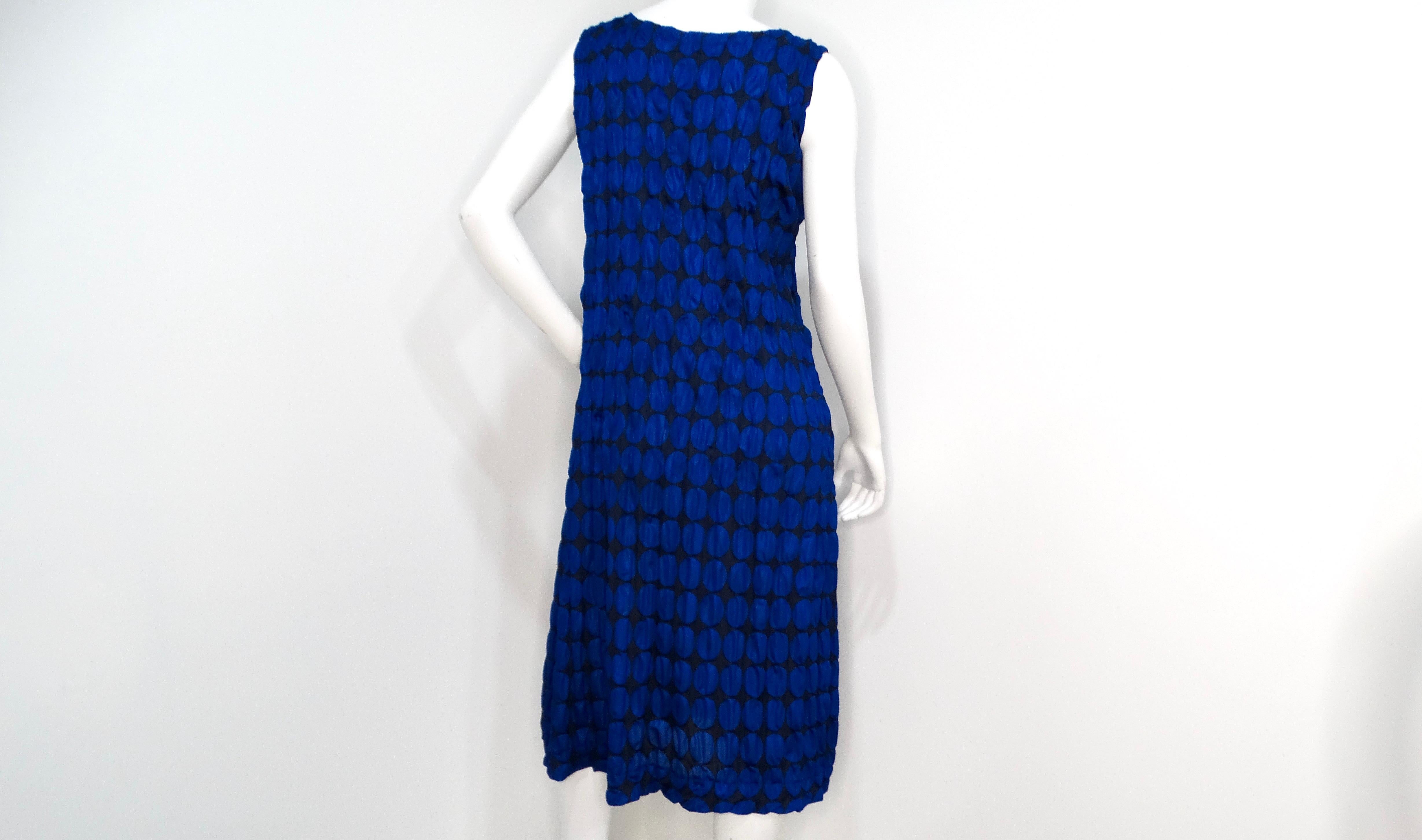 De las mujeres Issey Miyake 1990s Pleats Please Vestido sin mangas de lunares azul oscuro en venta