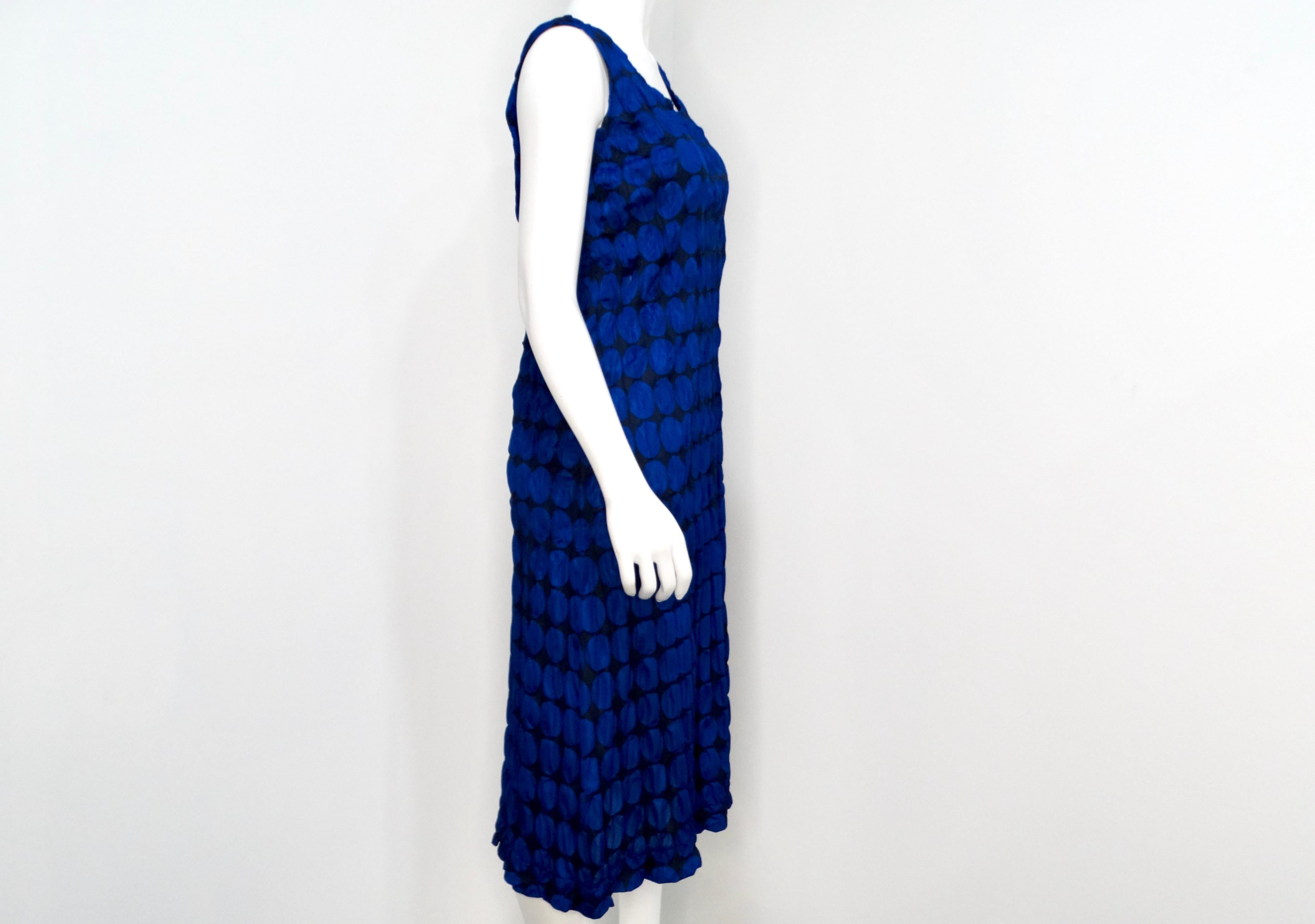 Issey Miyake 1990s Pleats Please Vestido sin mangas de lunares azul oscuro en venta 1