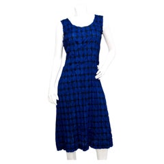 Issey Miyake 1990s Pleats Please Vestido sin mangas de lunares azul oscuro