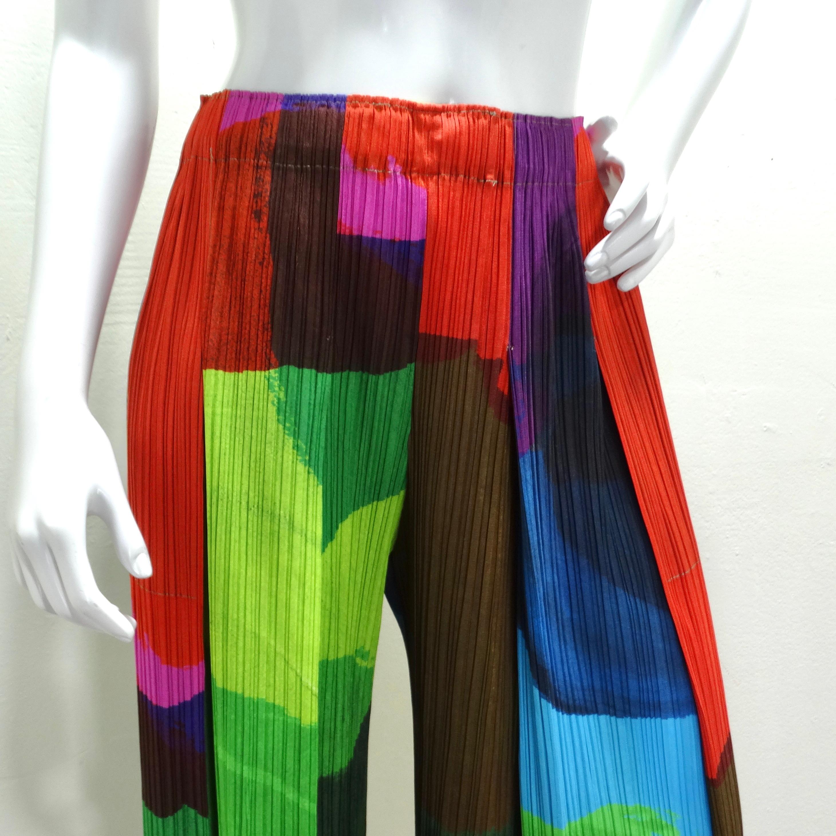 Le pantalon Pleats Please Multicolor d'Issey Miyake pour les années 1990 est une représentation vibrante et emblématique de la ligne Pleats Please, mettant en valeur la technique de plissage innovante du créateur et son utilisation créative de la