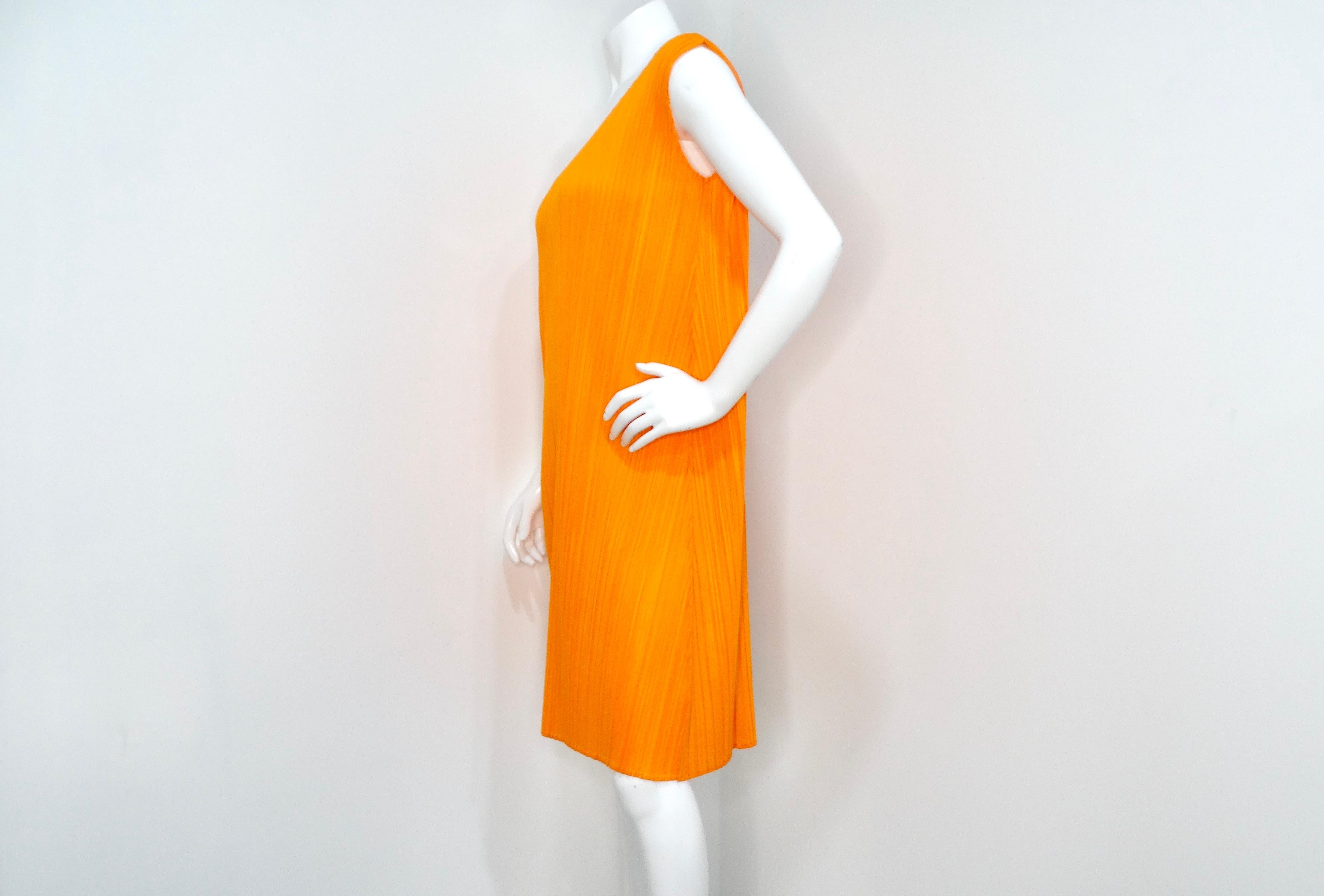 Arancia Issey Miyake 1990s Pleats Please Vestito senza maniche a pieghe arancione in vendita