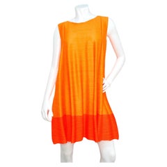 Issey Miyake 1990s Pleats Please Vestido babydoll en bloque de color atardecer