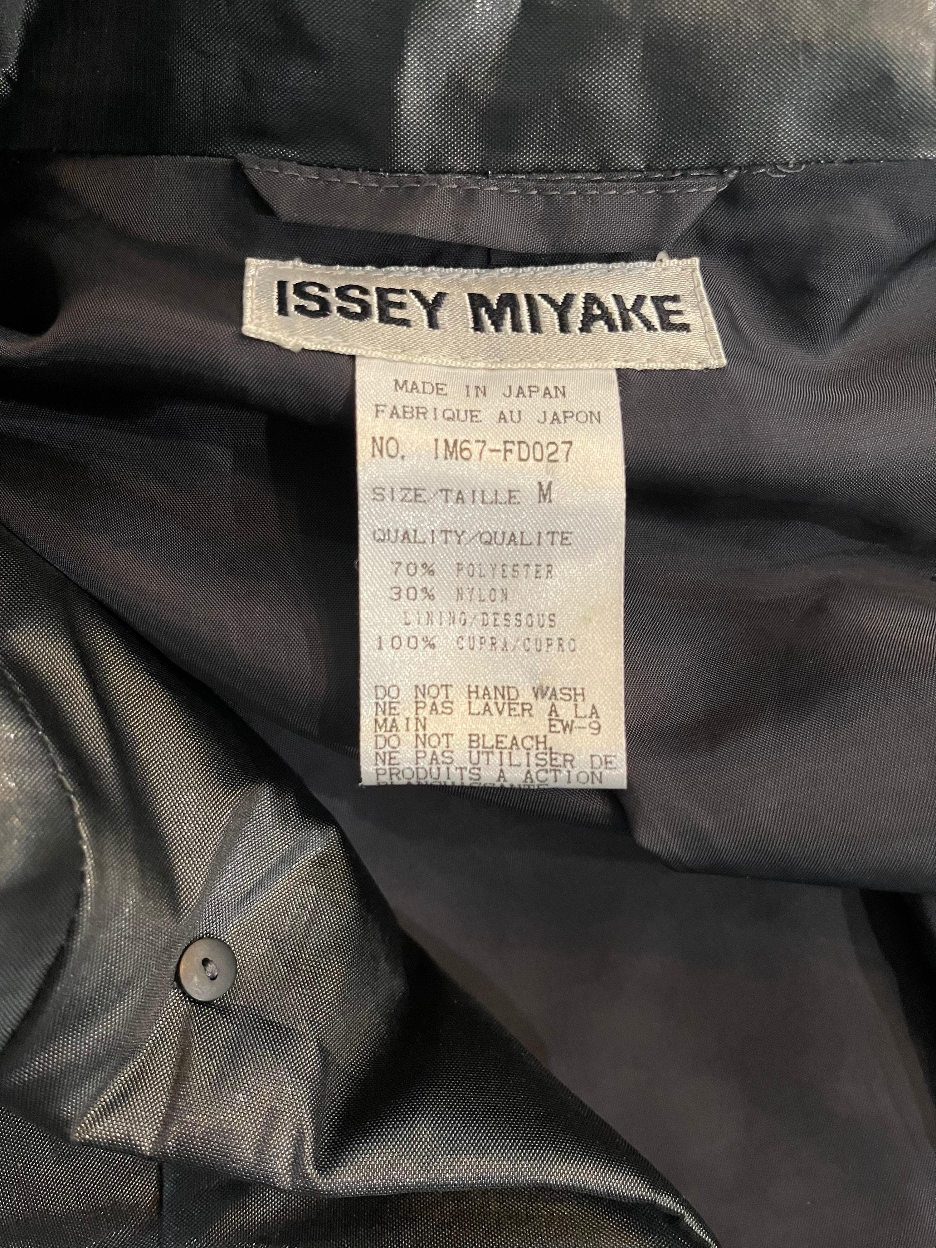 Gris Issey Miyake - Imperméable gris métallisé vintage en peau de requin, années 1990 en vente