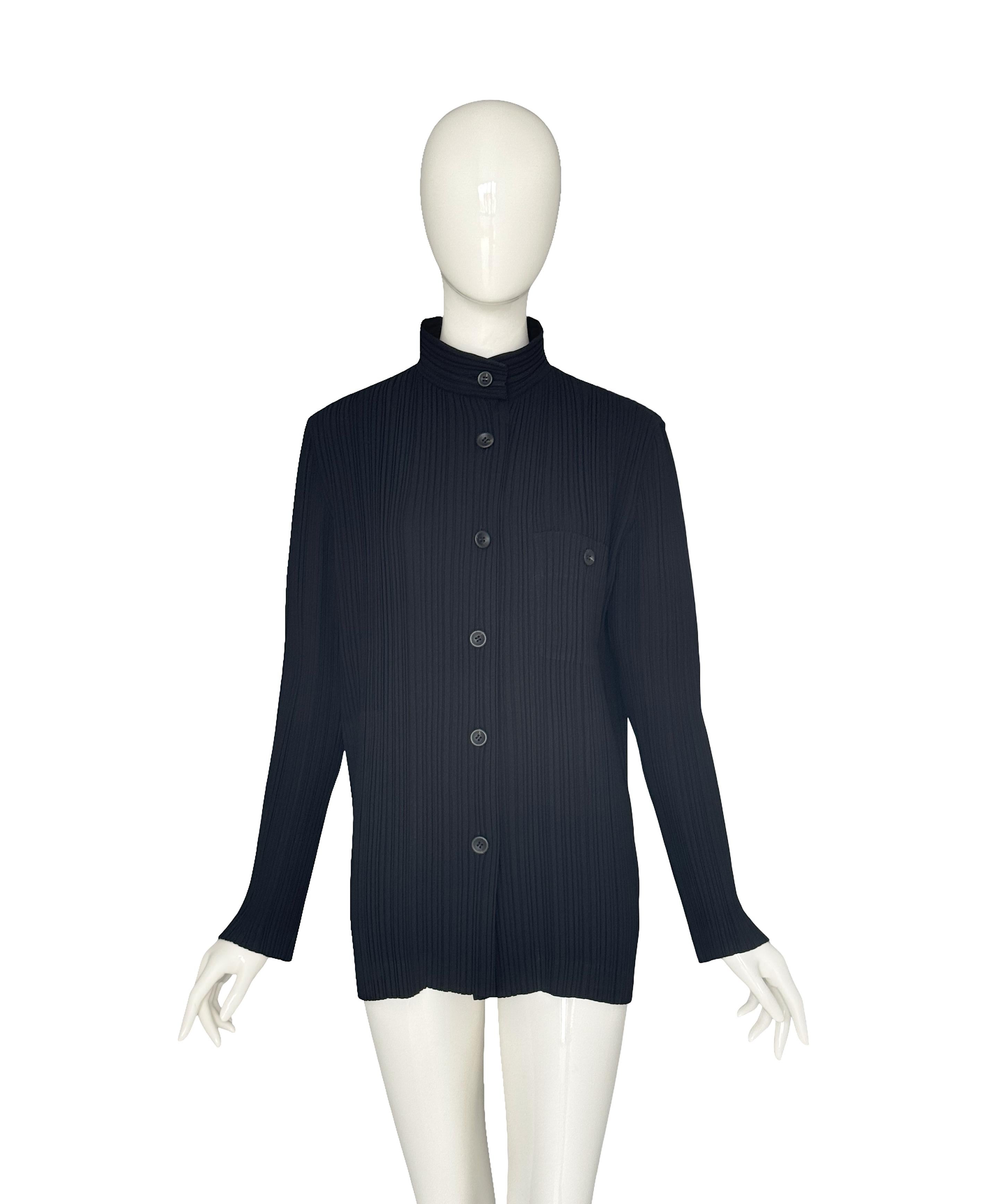 Anni '90 Issey Miyake Giacca vintage nera a pieghe Pleats Please, Avant Garde Minimalismo giapponese
Entra nel mondo dell'iconico design giapponese con questa rara giacca vintage a pieghe degli anni '90 di Issey Miyake. Un pezzo forte del celebre