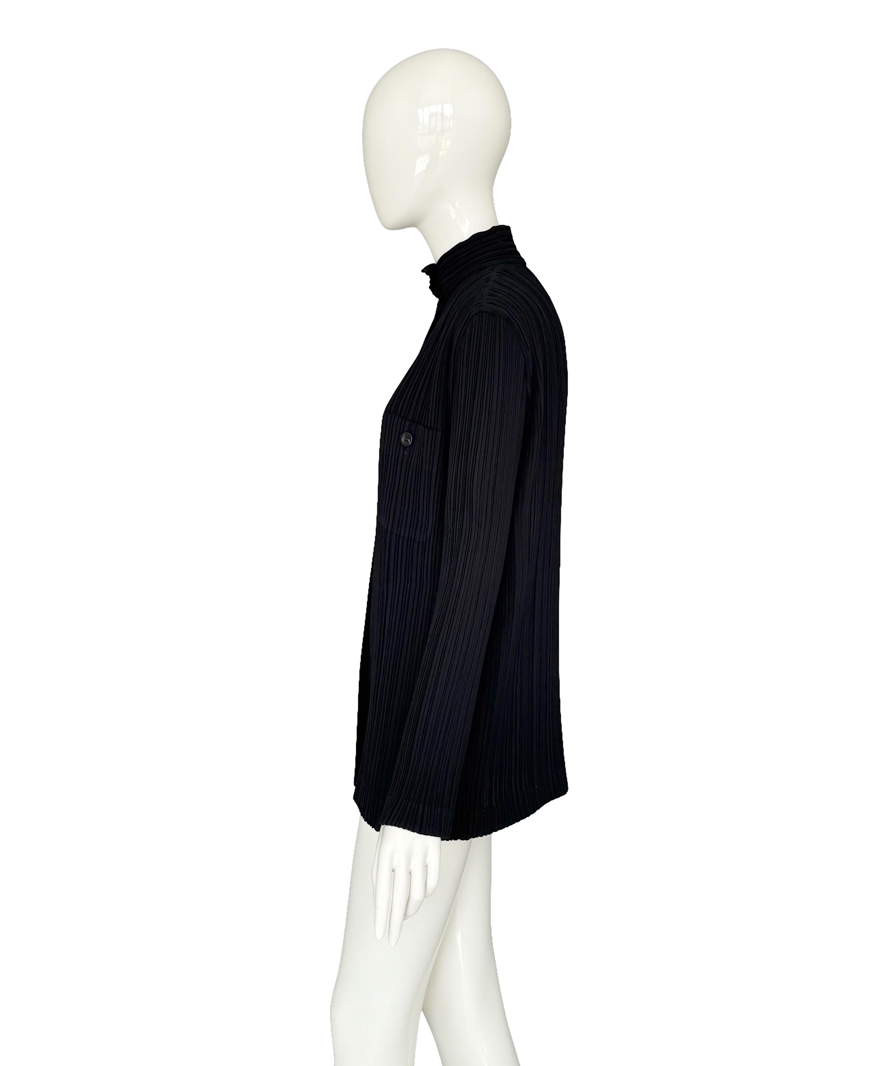 Nero Issey Miyake 1990s Vintage Giacca nera a pieghe Avant Garde giapponese Minimalismo d'avanguardia in vendita