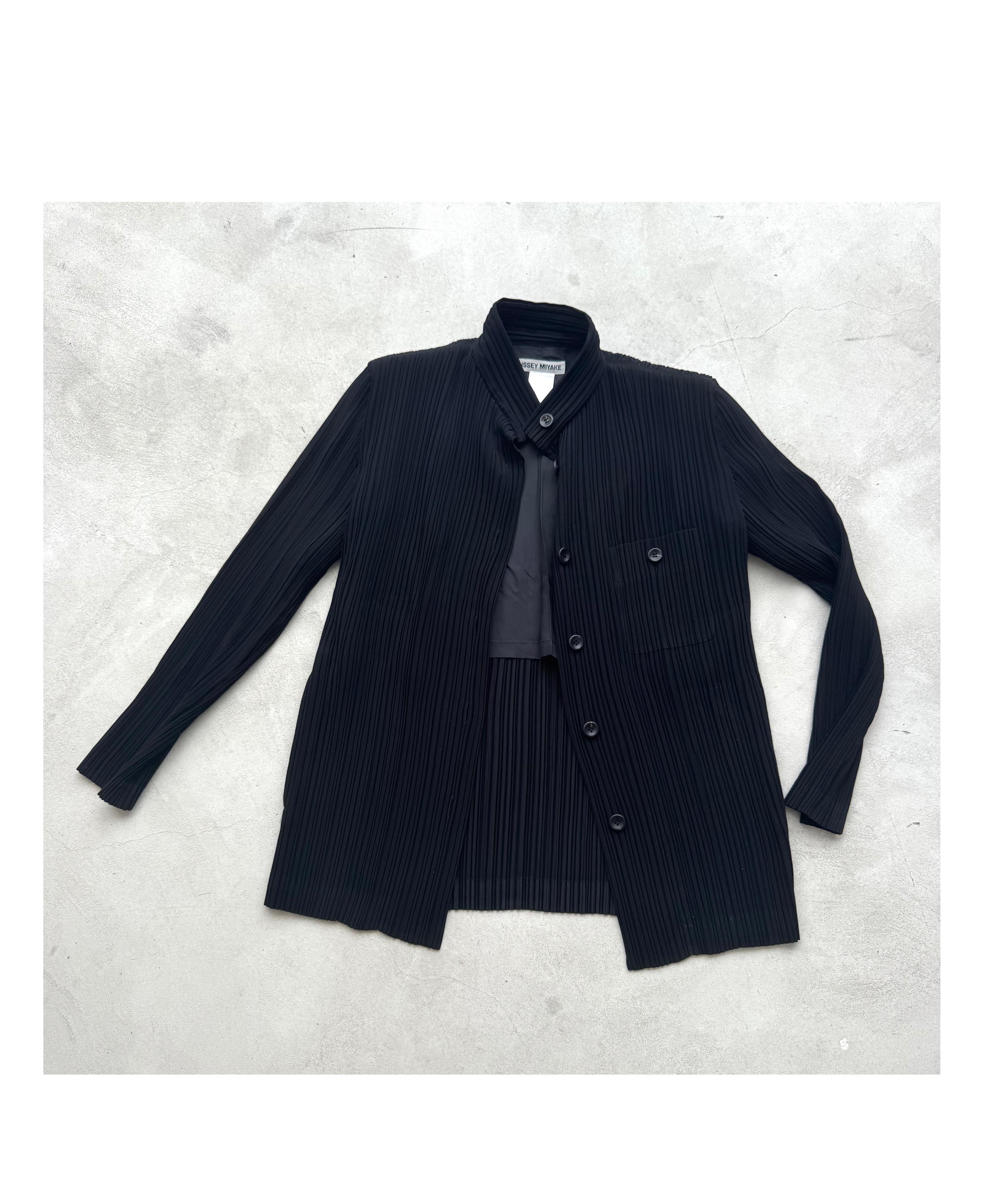 Issey Miyake 1990s Vintage Giacca nera a pieghe Avant Garde giapponese Minimalismo d'avanguardia in vendita 4