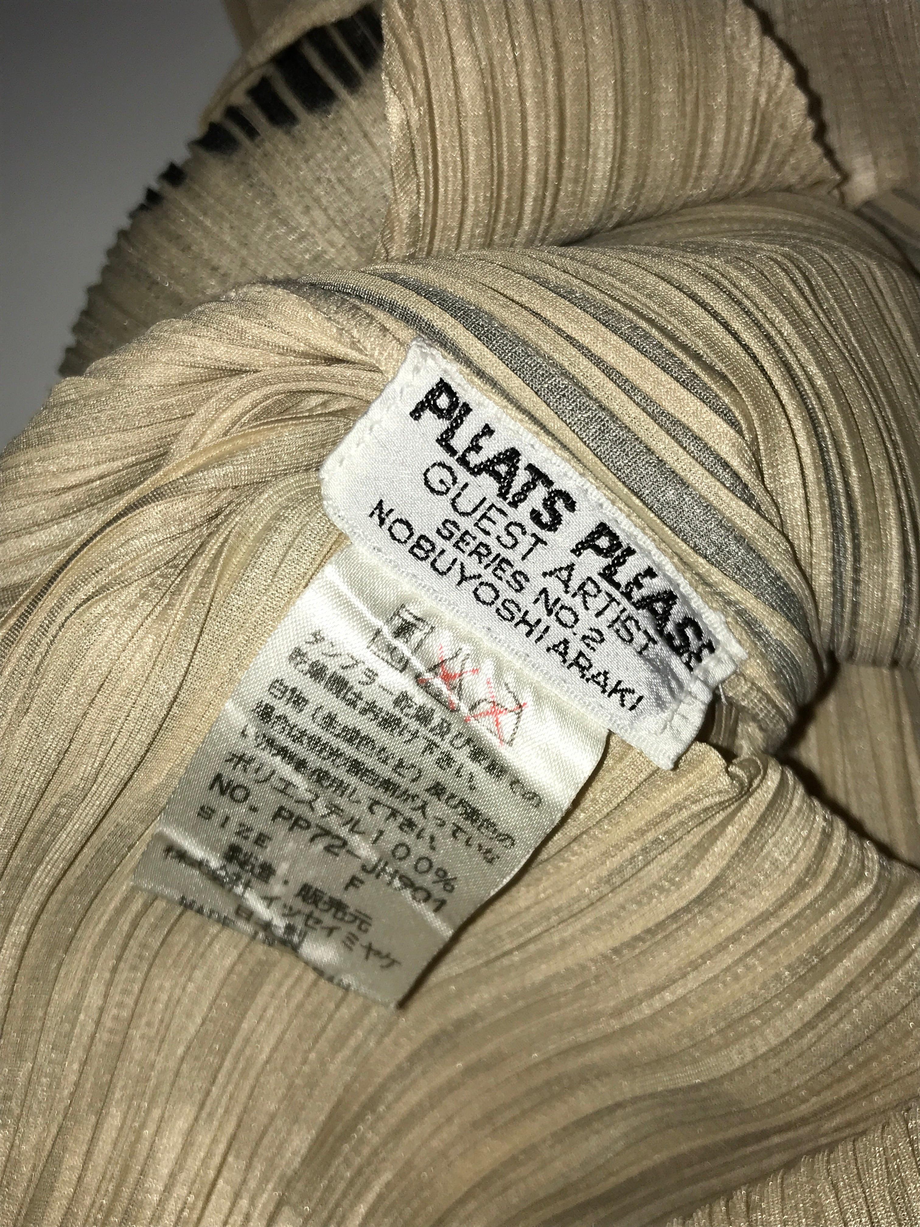 ISSEY MIYAKE 1997 Serie Guest Artist nº 2 Vestido beige de Nobuyoshi Araki en venta 6