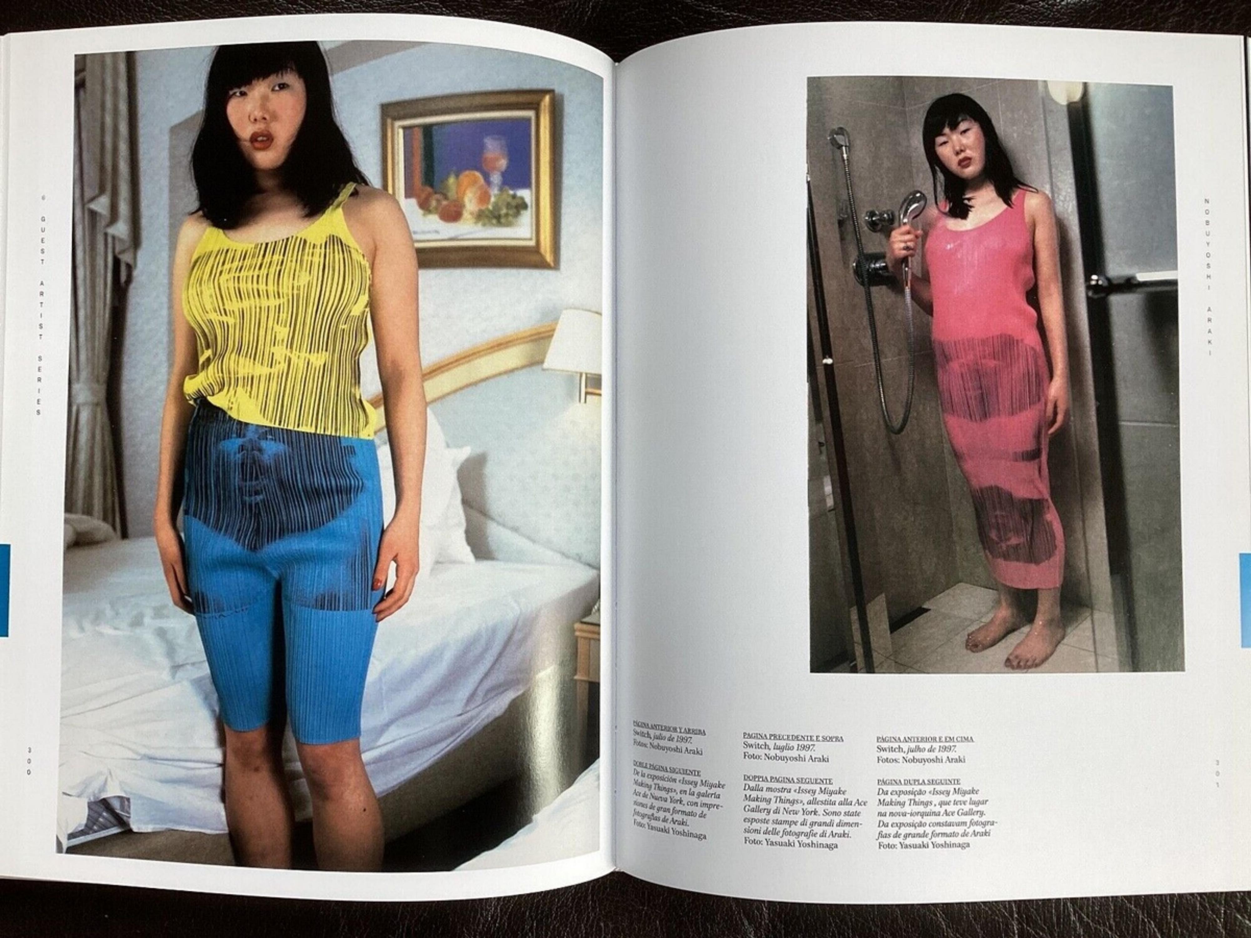 ISSEY MIYAKE 1997 Serie Guest Artist nº 2 Vestido beige de Nobuyoshi Araki Beige en venta