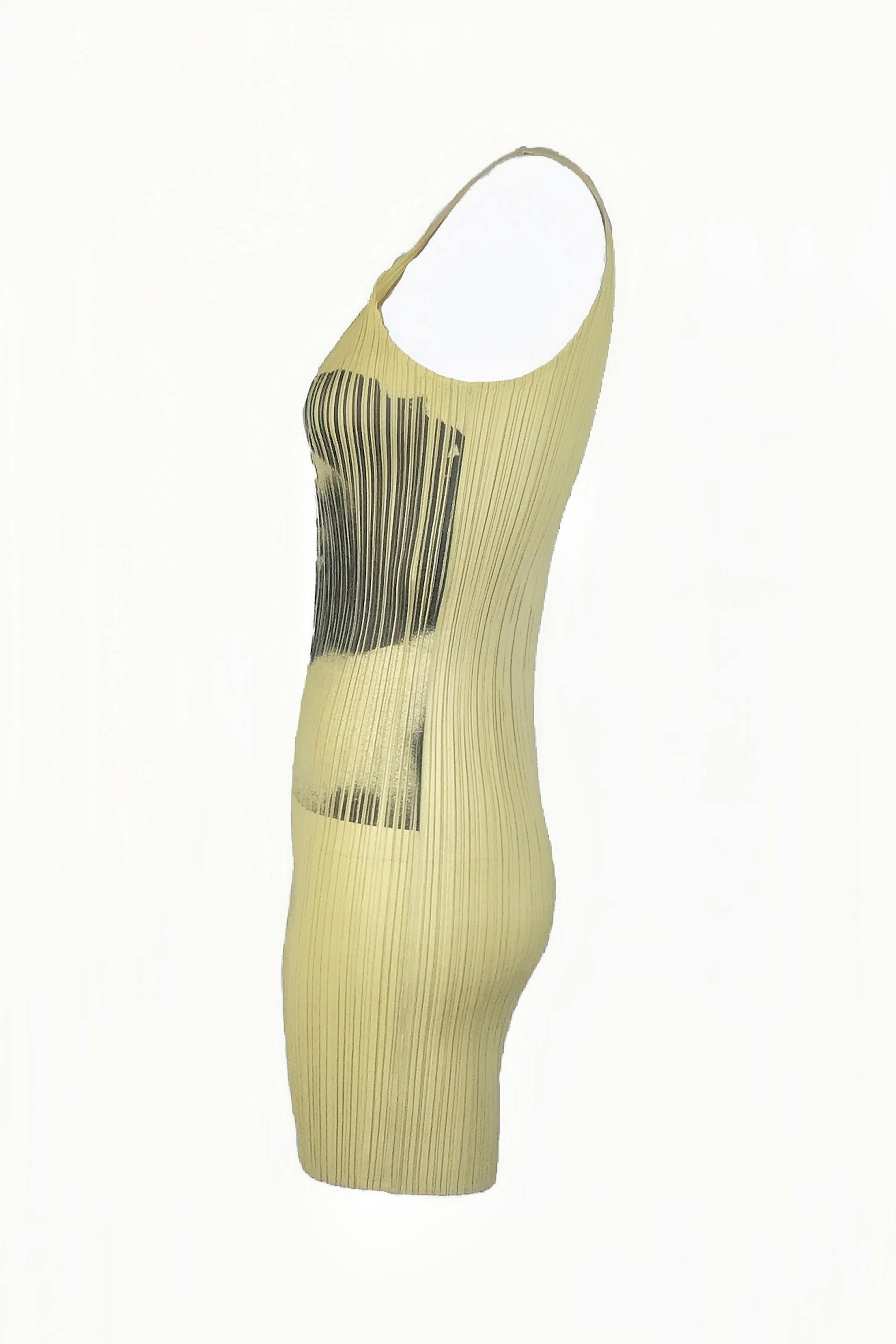 ISSEY MIYAKE 1997 Serie Guest Artist nº 2 Vestido beige de Nobuyoshi Araki en venta 1