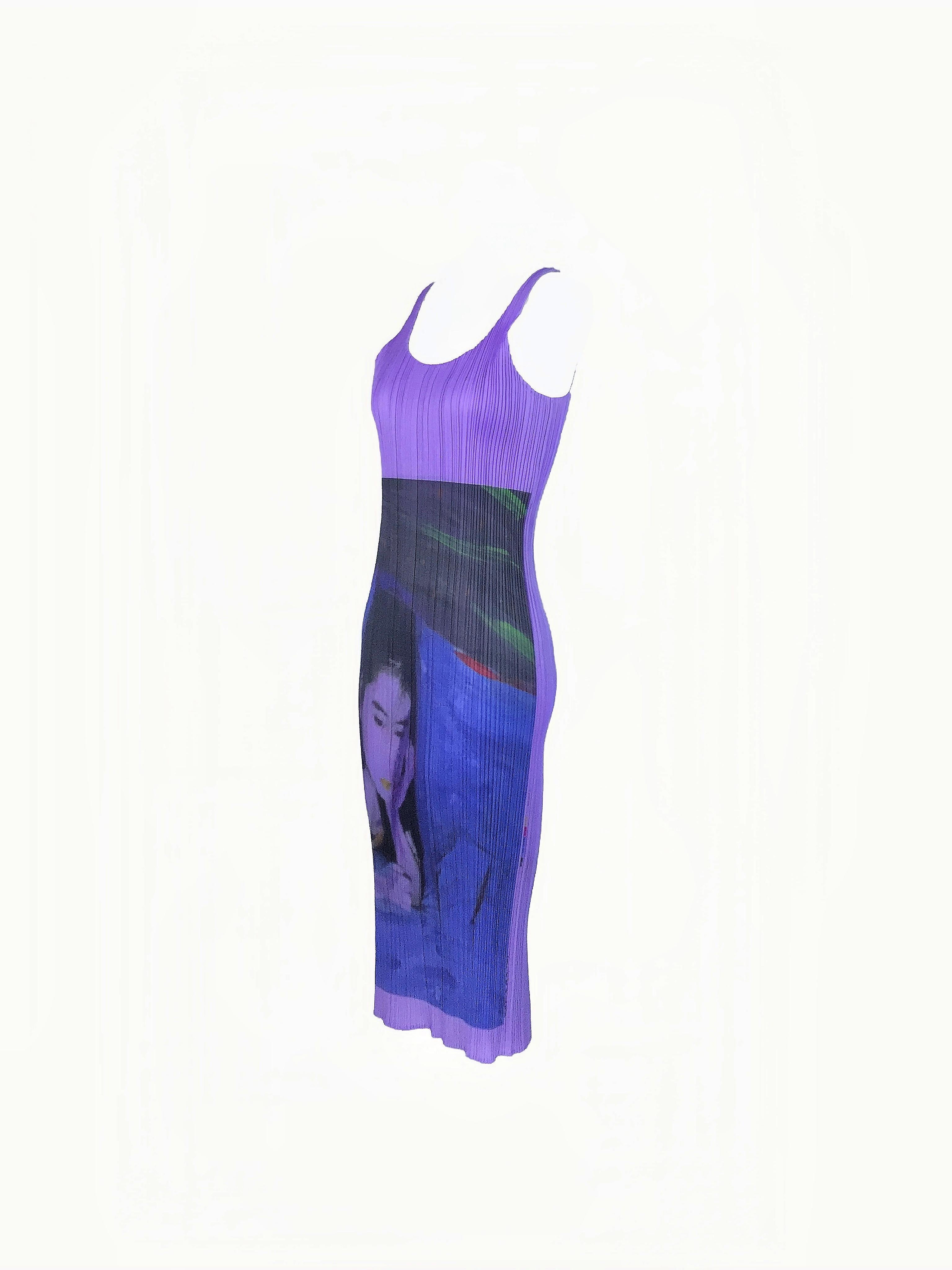 ISSEY MIYAKE 1997 Guest Artist Serie Nr. 2 Nobuyoshi Araki Lila Kleid im Zustand „Hervorragend“ im Angebot in 上海市, Xuhui district