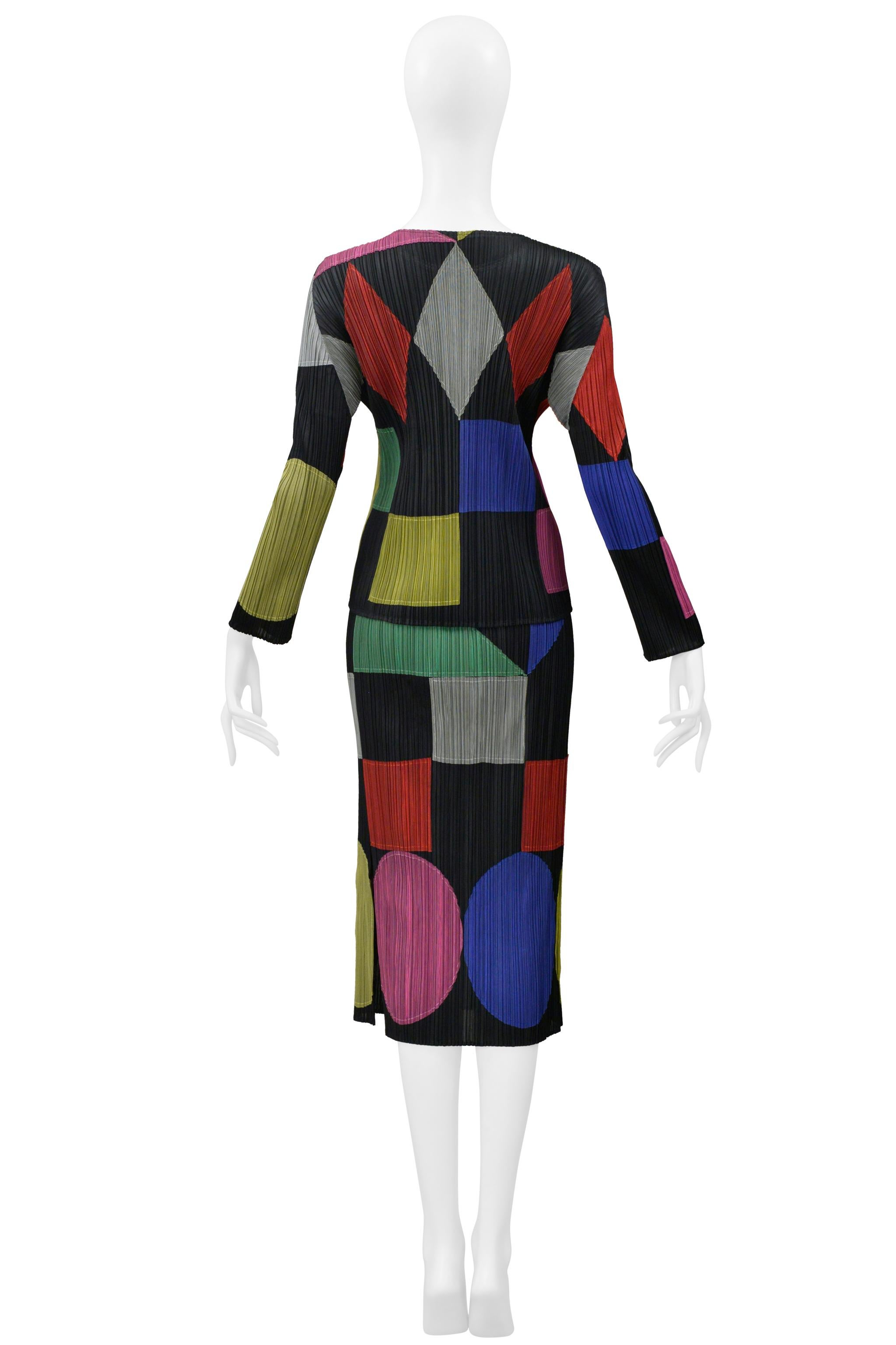 Issey Miyake 2000 Conjunto De Falda Plisada Negra Con Apliques Geométricos Multicolor en venta 7