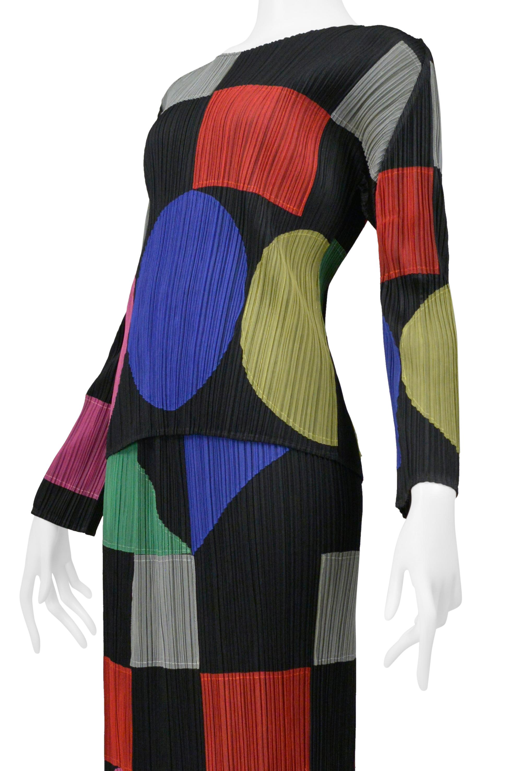De las mujeres Issey Miyake 2000 Conjunto De Falda Plisada Negra Con Apliques Geométricos Multicolor en venta