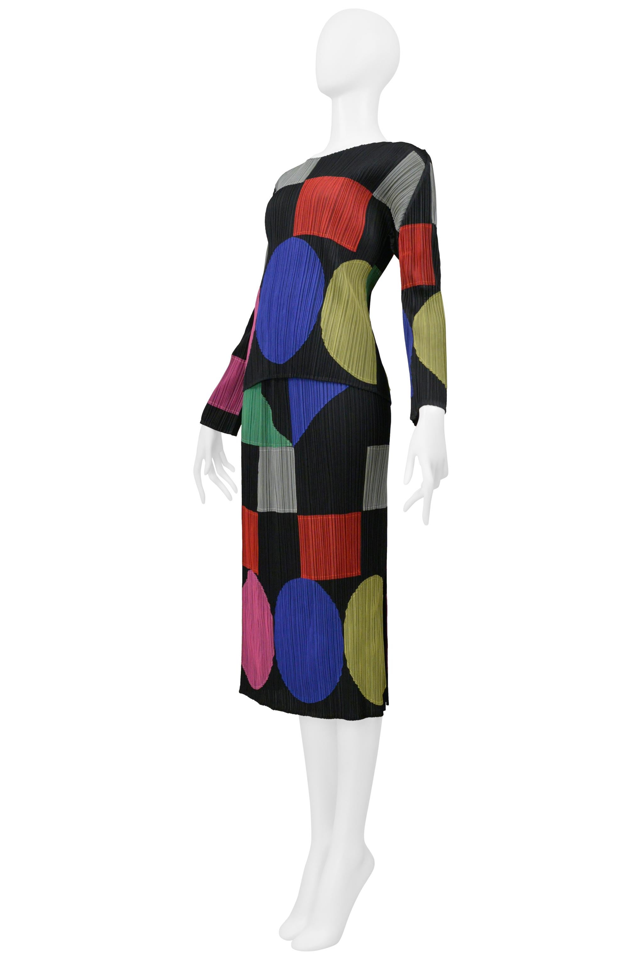 Issey Miyake 2000 Conjunto De Falda Plisada Negra Con Apliques Geométricos Multicolor en venta 1