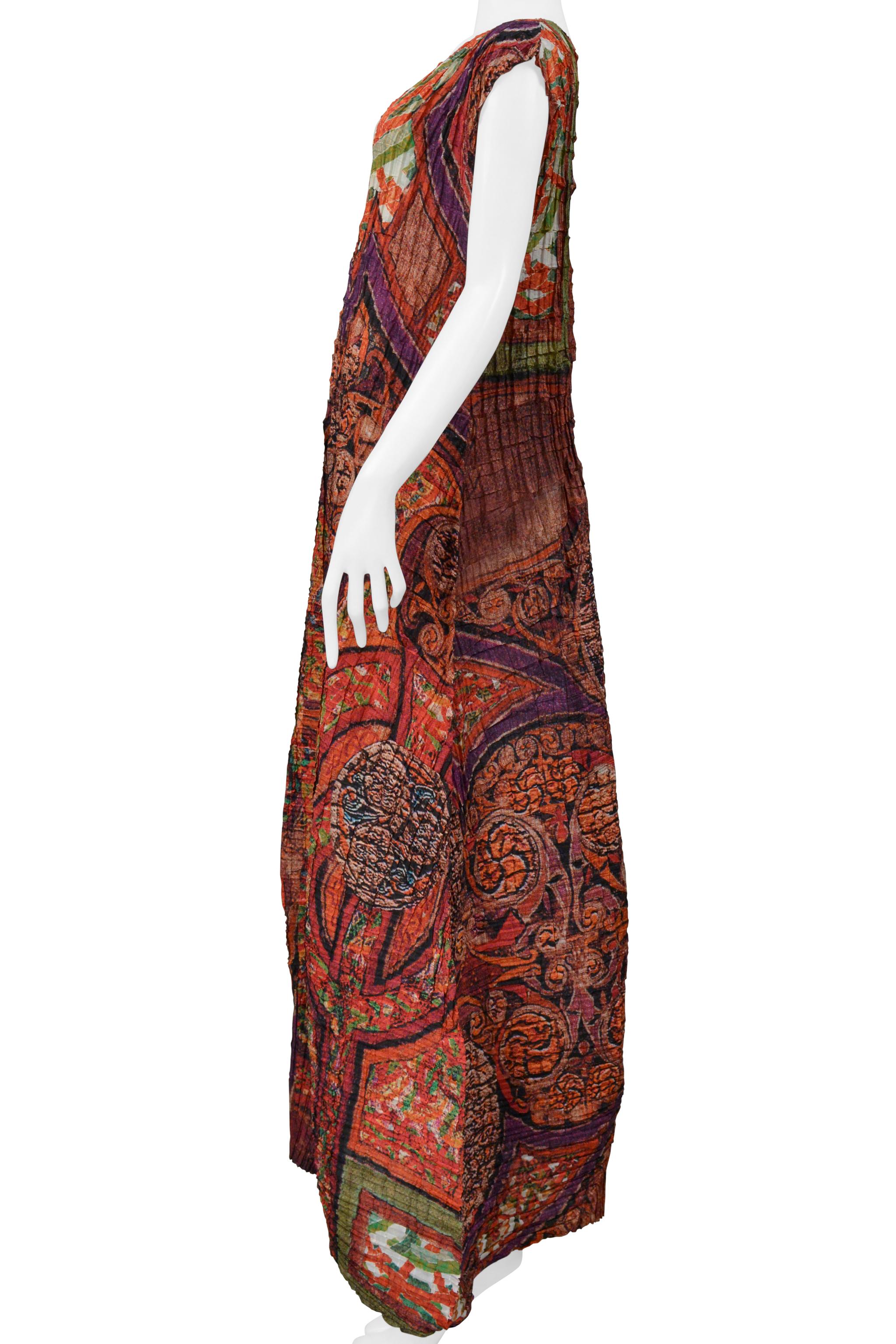 Donna Issey Miyake 2001 Aw Burgundy Maxi Abito stampato a pieghe 2001-2002 in vendita