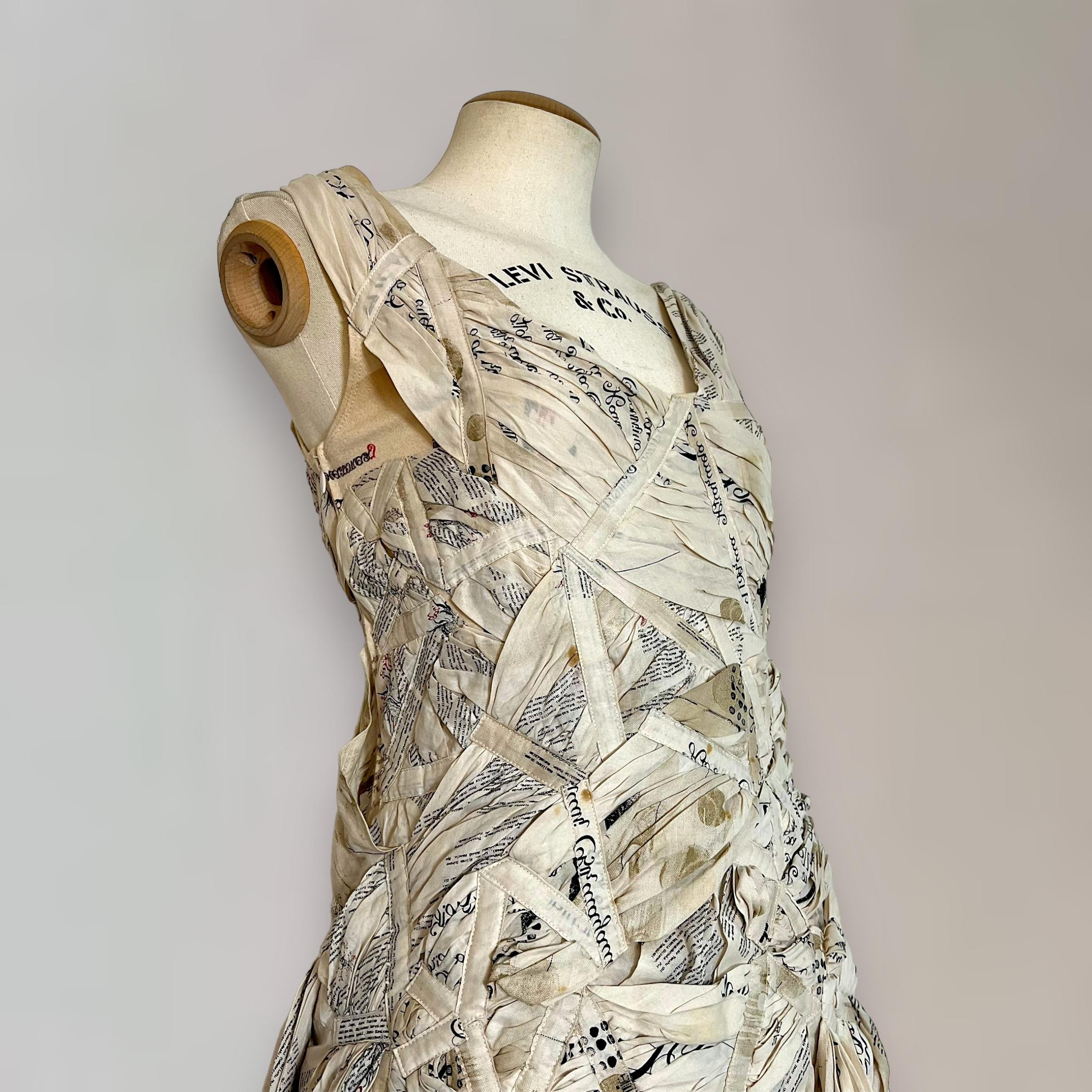 Issey miyake 2003 newspaper runway gown  In Excellent Condition For Sale In CAPELLE AAN DEN IJSSEL, ZH