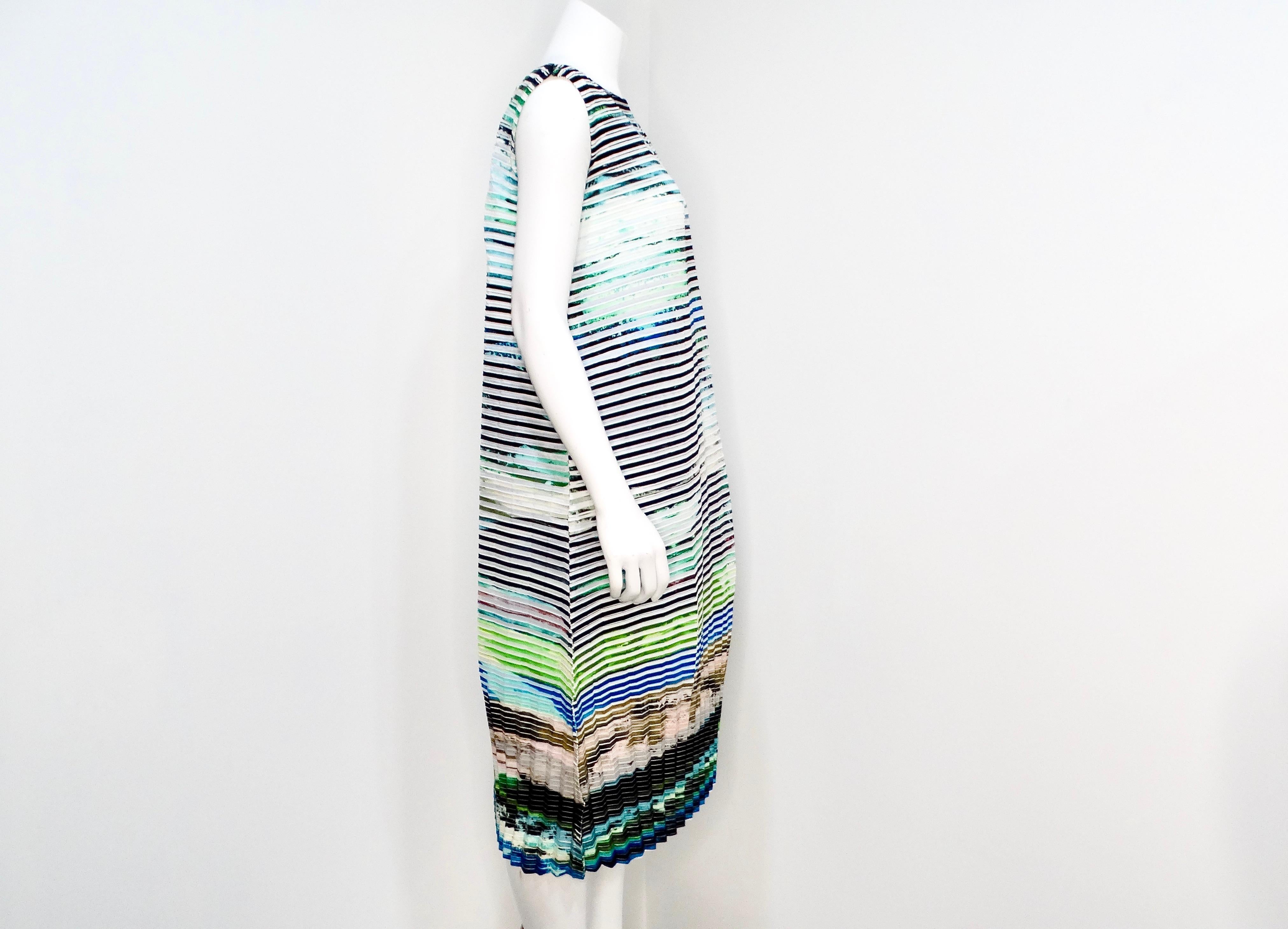 Issey Miyake 2018 Vestito a bolle plissettato astratto a righe in tonalità fredde in vendita 2