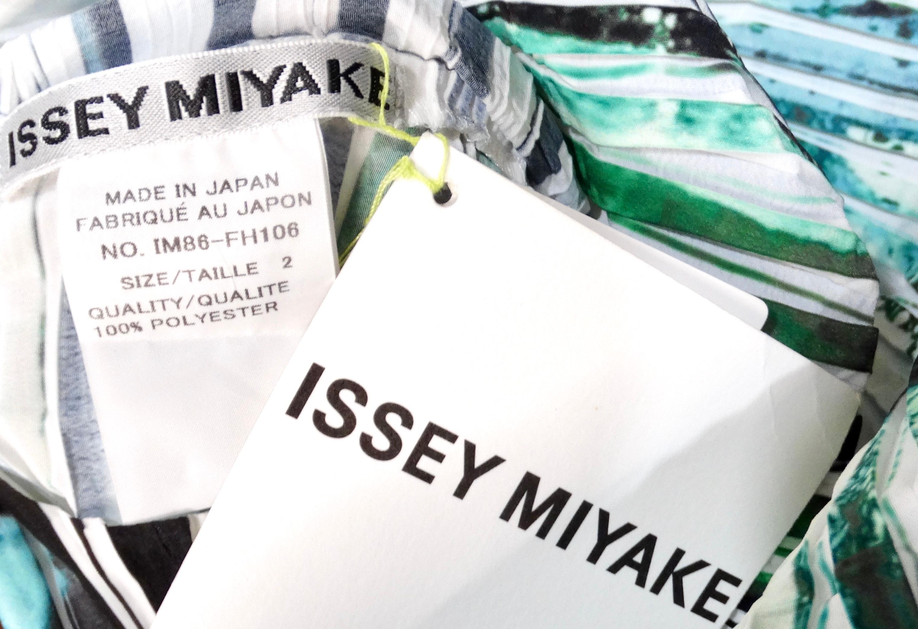 Issey Miyake 2018 Vestito a bolle plissettato astratto a righe in tonalità fredde in vendita 3