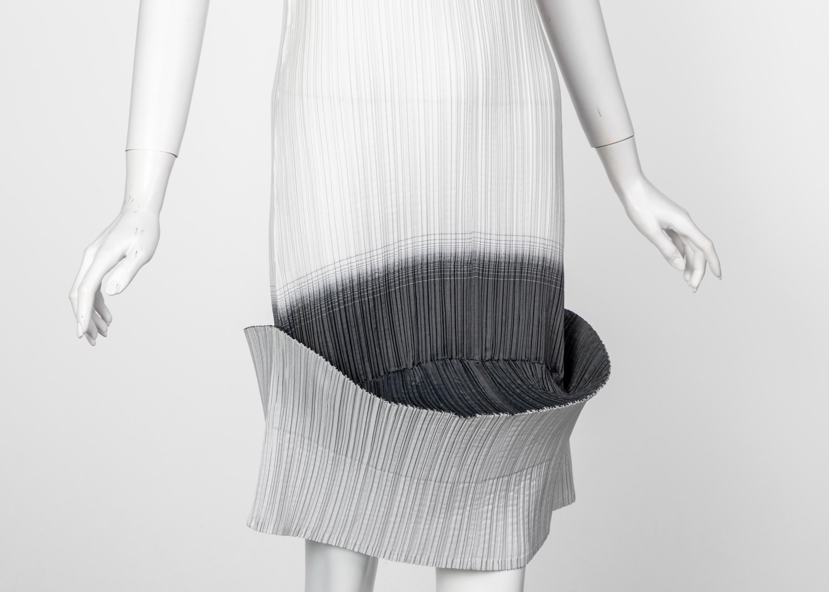 Issey Miyake “A Piece of Cloth” 2-Way White Gray Sleeveless Sculptural Dress For Sale 3