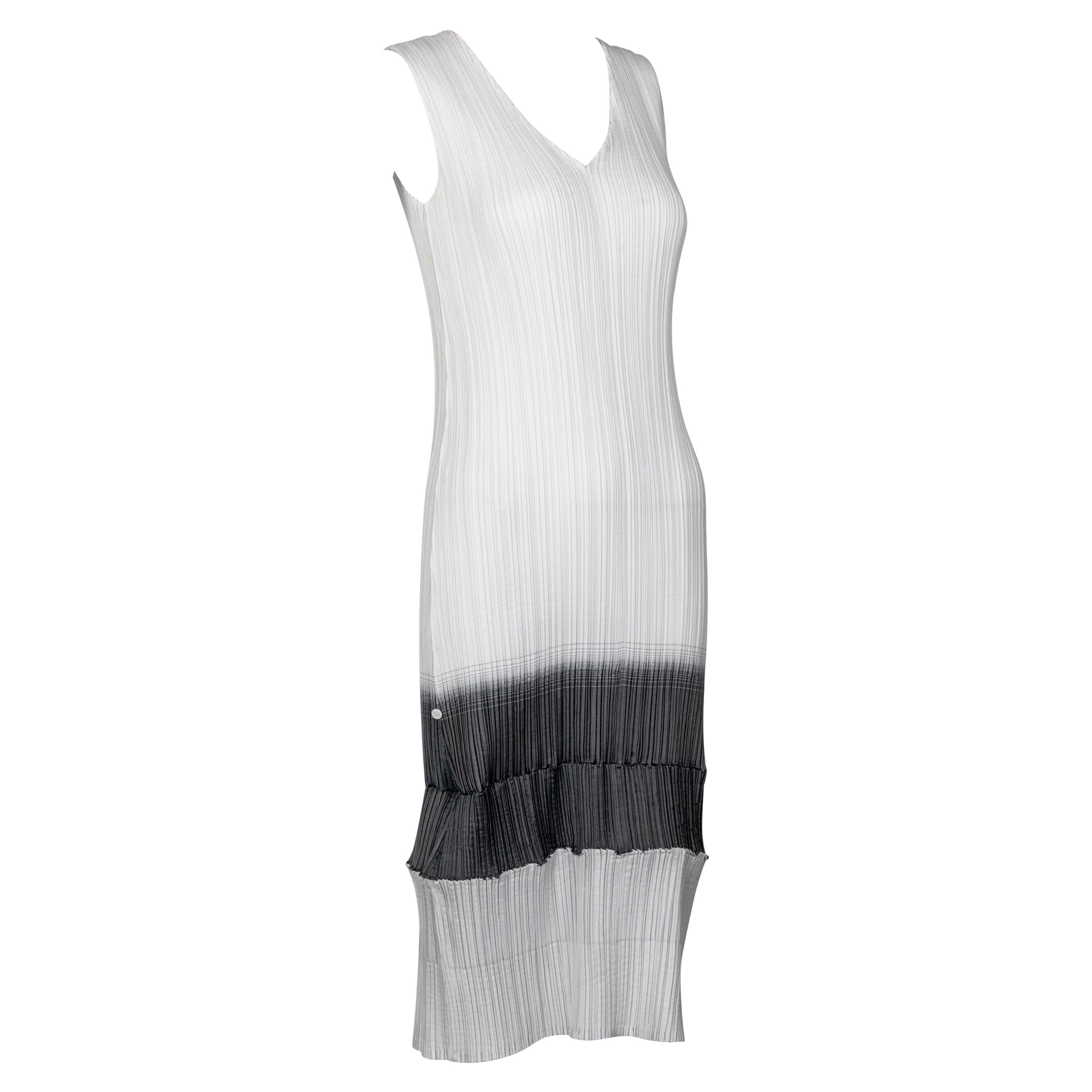 Issey Miyake "A Piece of Cloth", vestito scultoreo senza maniche a due vie in bianco e grigio