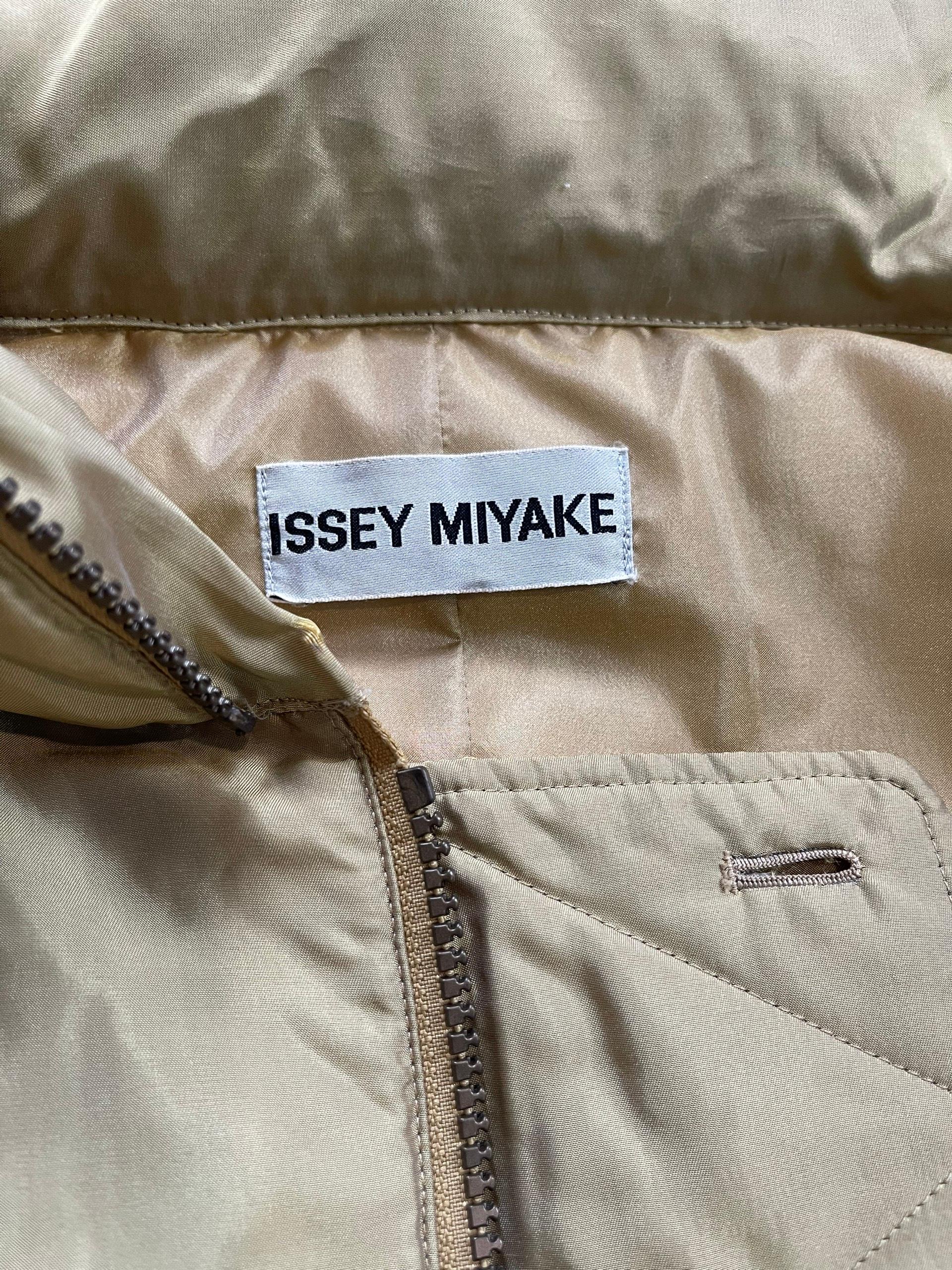 Issey Miyake A/W1995 Space Hood Puffer Coat In Good Condition For Sale In Seattle, WA