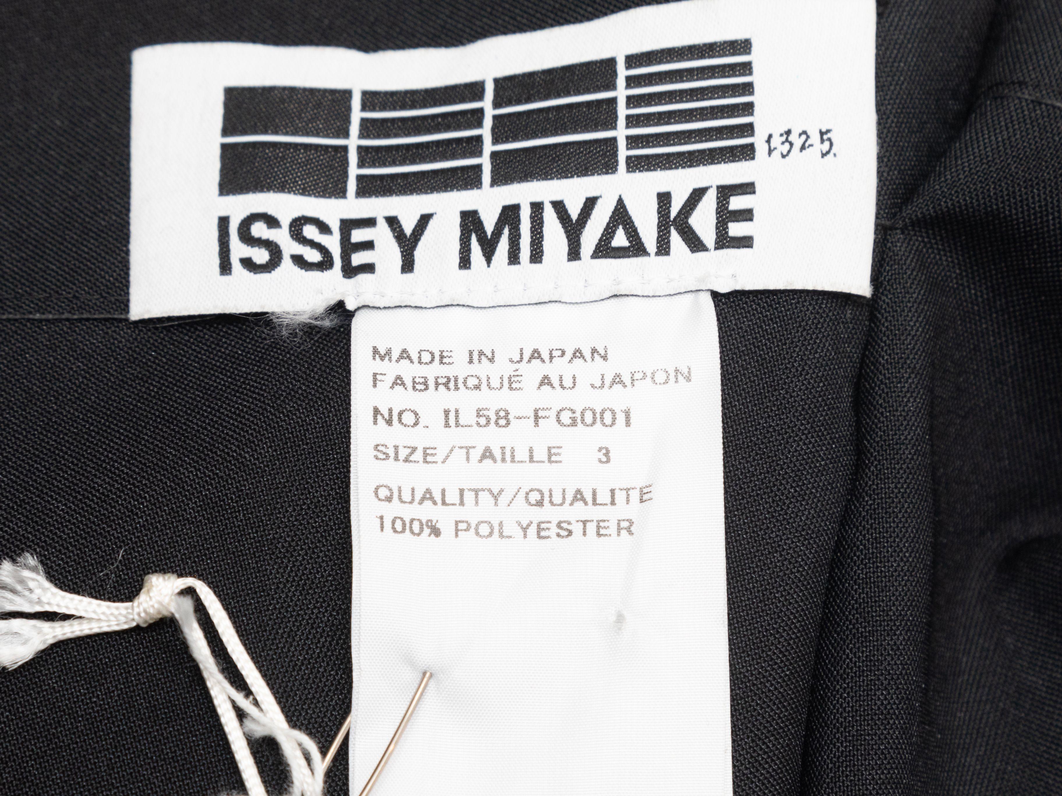 Dettagli prodotto: Gonna nera a strati di Issey Miyake 132 5. Chiusura con bottoni sul davanti. Vita 36