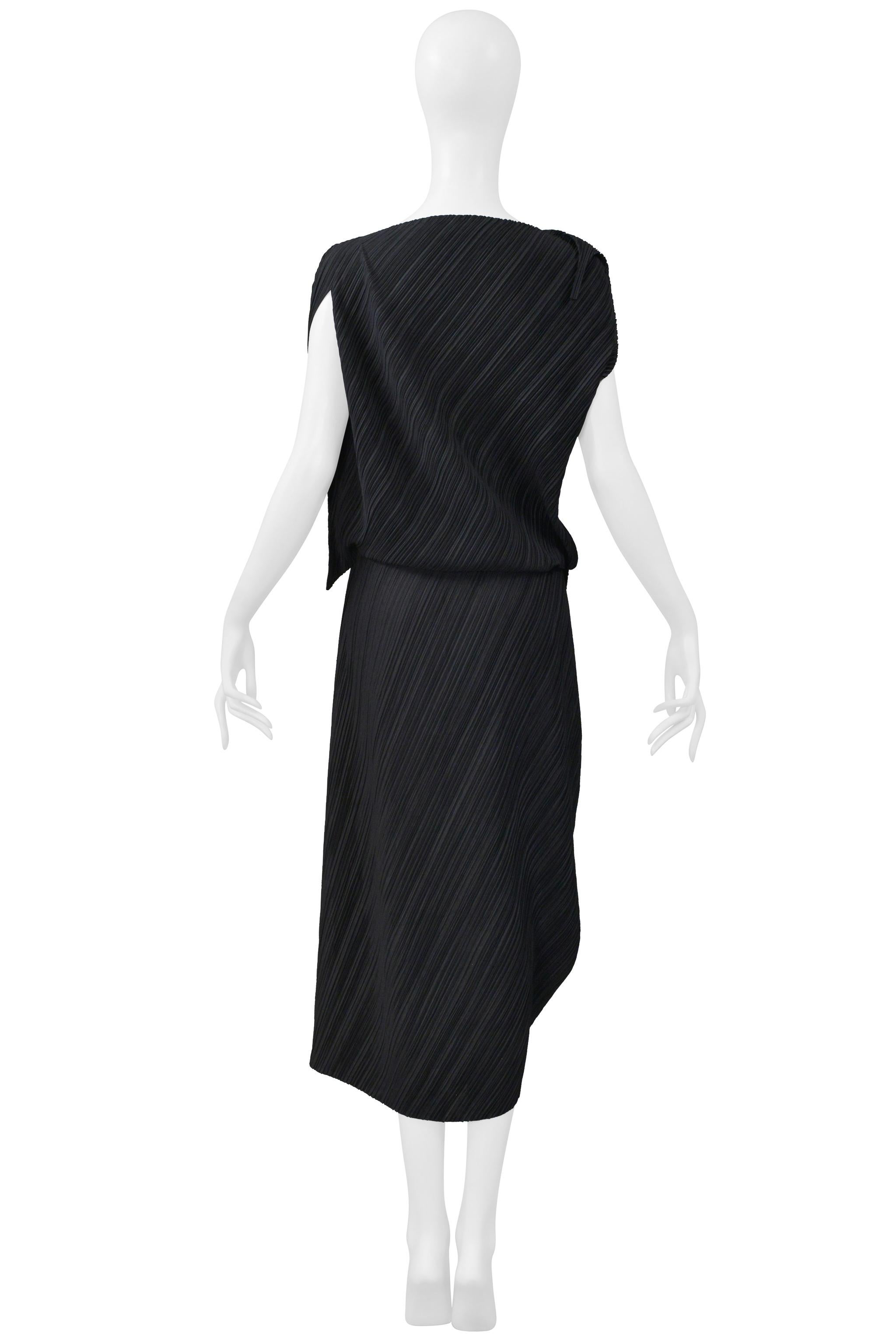 Resurrection Vintage freut sich, ein schwarzes, asymmetrisch gefaltetes Oberteil und Ensemble von Issey Miyake aus der Frühjahrskollektion 2005 präsentieren zu können. Das Oberteil hat einen Bootsausschnitt mit asymmetrischen Ärmeln und eine