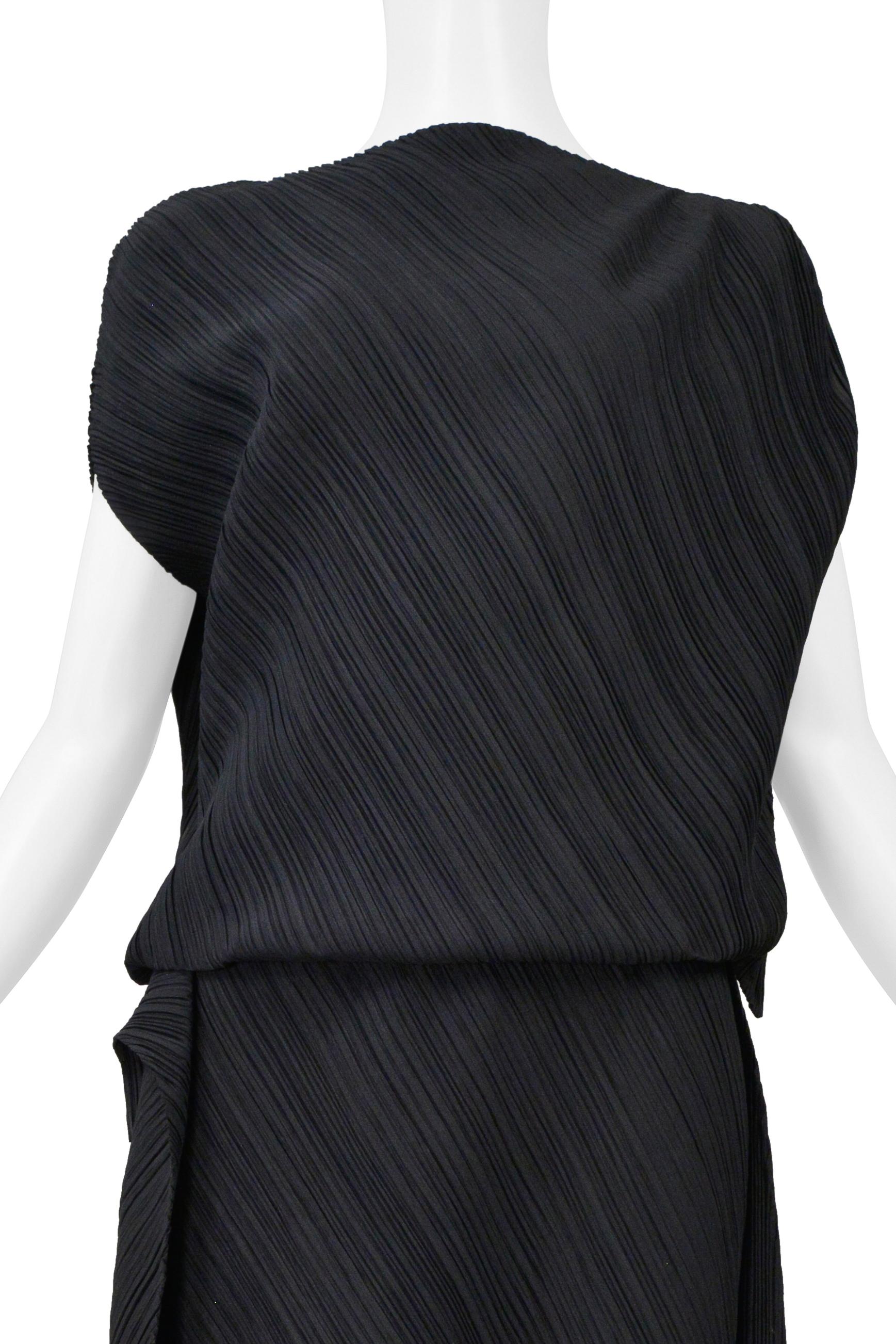 Issey Miyake Schwarzes asymmetrisches plissiertes Oberteil und Rock Ensemble Ss 2005 im Zustand „Hervorragend“ im Angebot in Los Angeles, CA