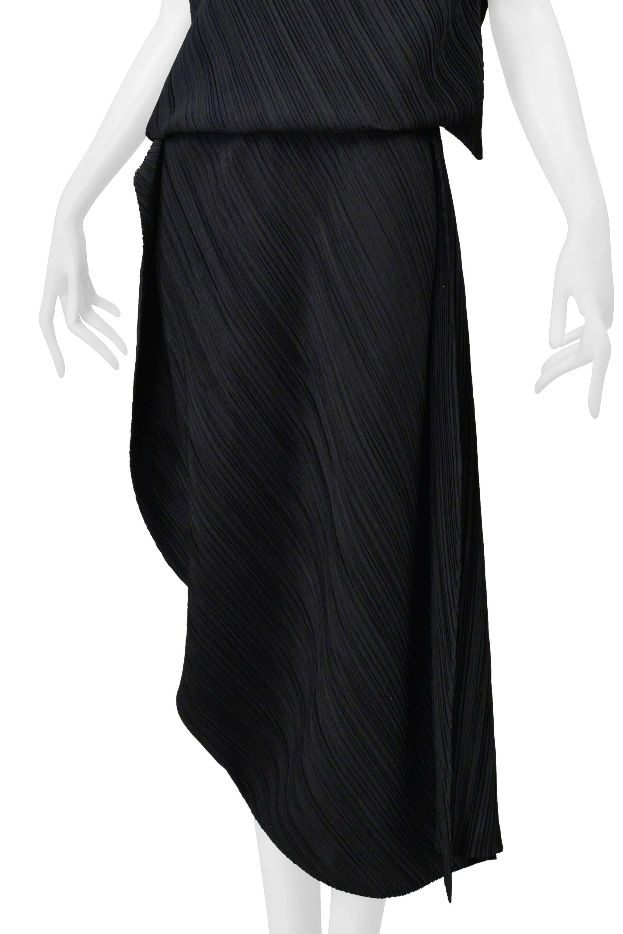 Issey Miyake Schwarzes asymmetrisches plissiertes Oberteil und Rock Ensemble Ss 2005 Damen im Angebot