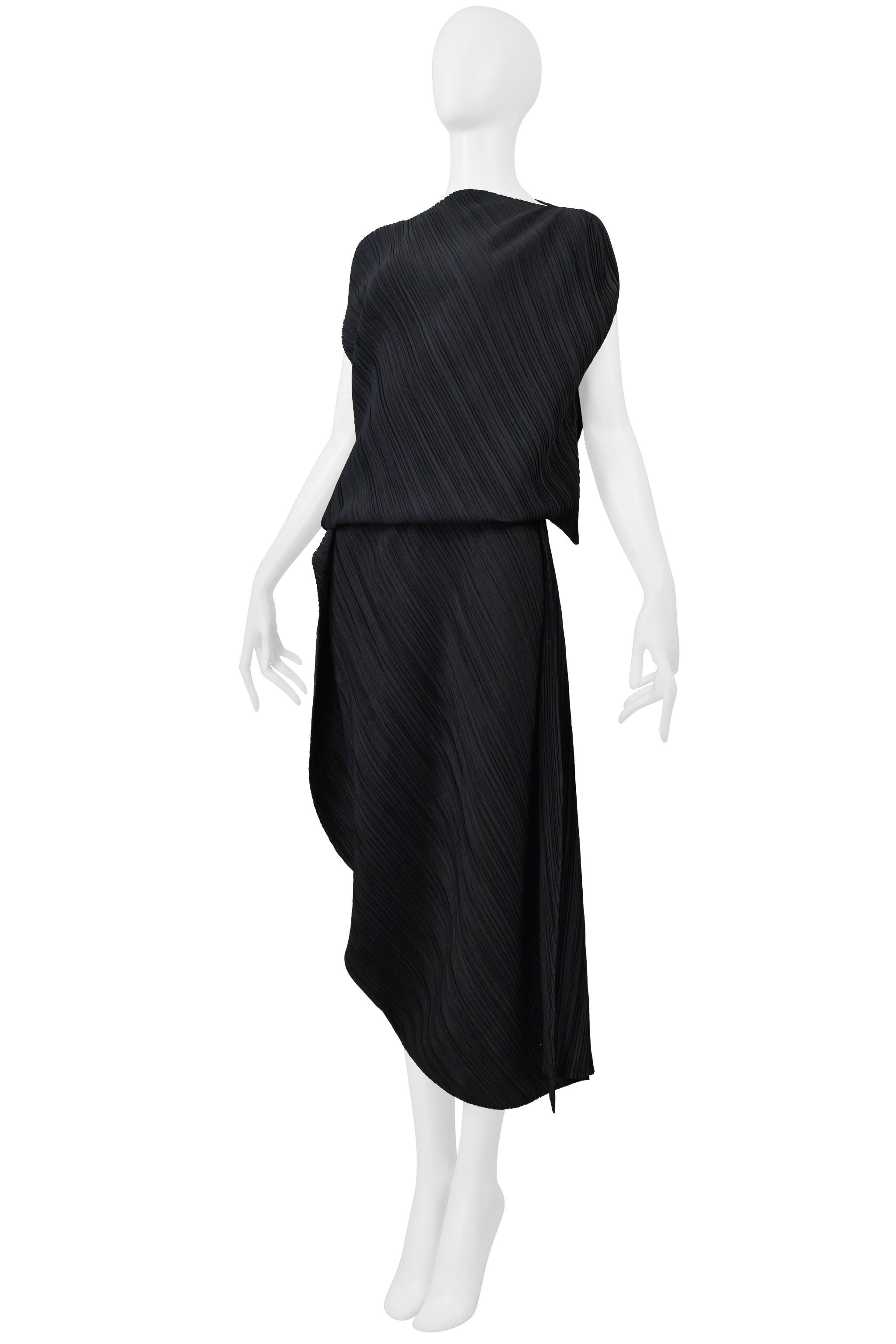 Issey Miyake Schwarzes asymmetrisches plissiertes Oberteil und Rock Ensemble Ss 2005 im Angebot 1