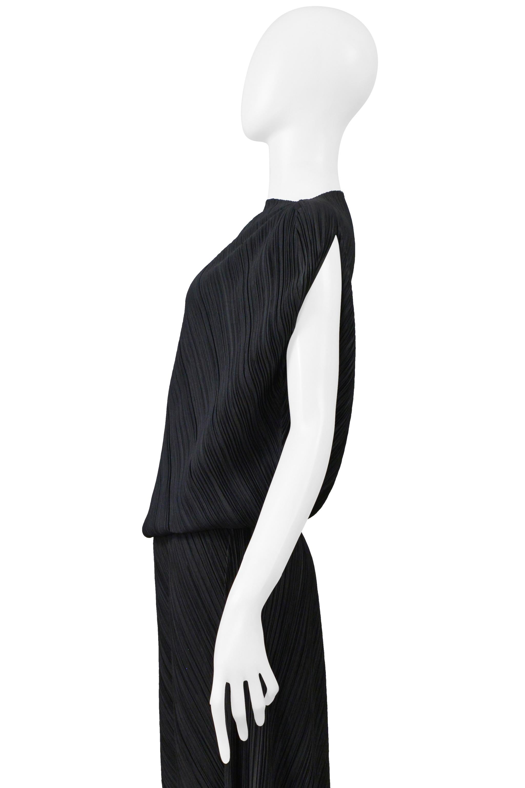 Issey Miyake Schwarzes asymmetrisches plissiertes Oberteil und Rock Ensemble Ss 2005 im Angebot 2