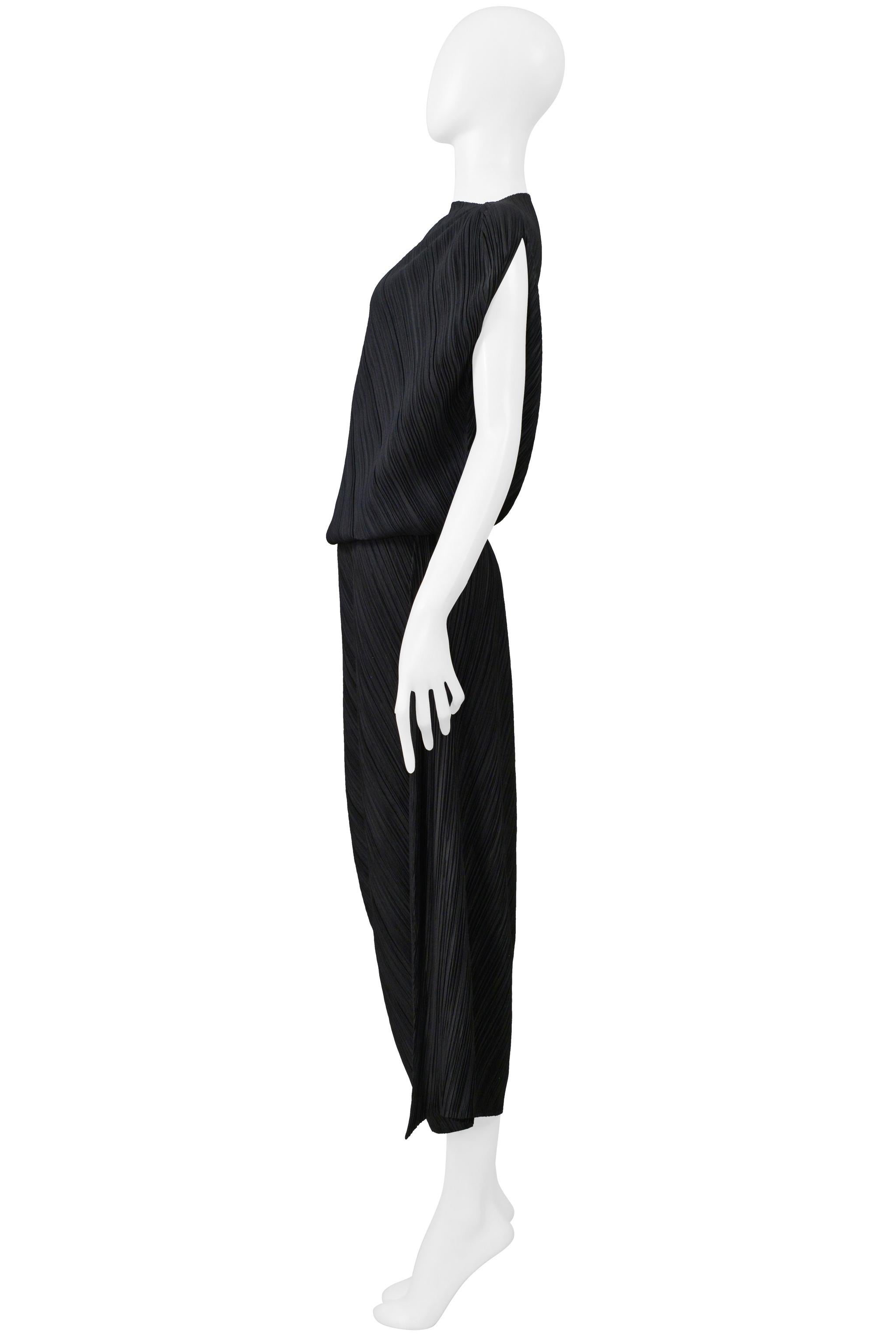 Issey Miyake Schwarzes asymmetrisches plissiertes Oberteil und Rock Ensemble Ss 2005 im Angebot 3