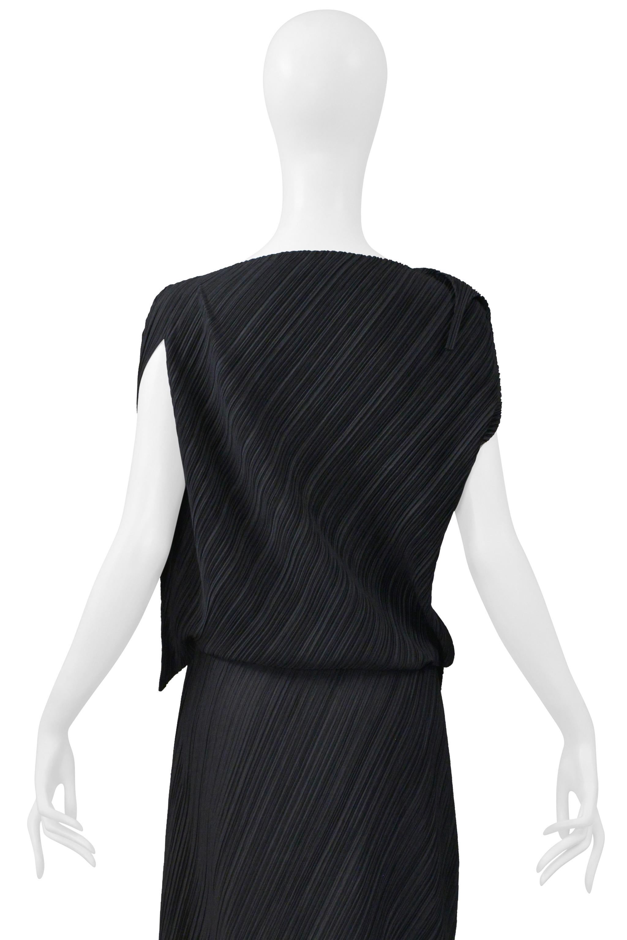 Issey Miyake Schwarzes asymmetrisches plissiertes Oberteil und Rock Ensemble Ss 2005 im Angebot 4