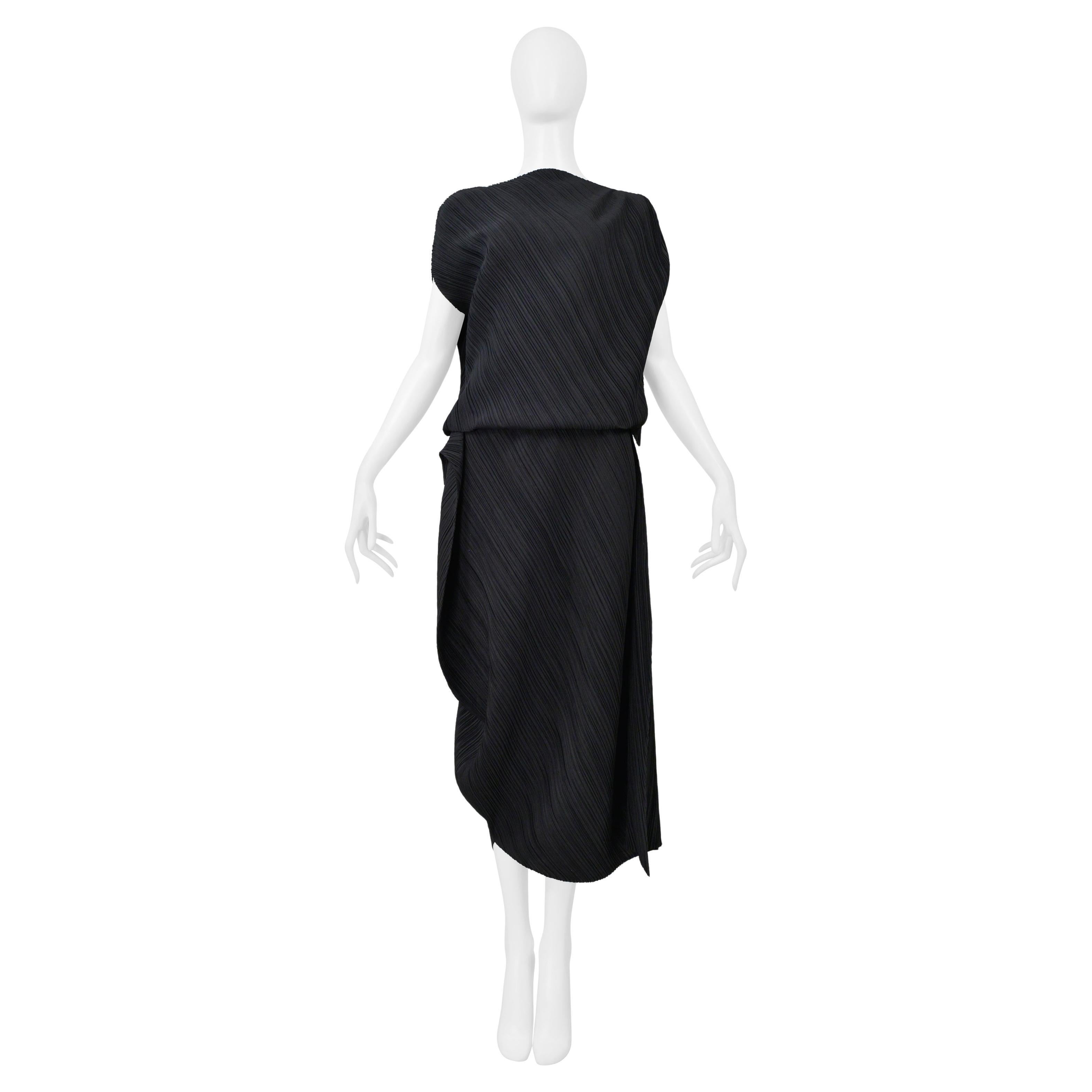 Issey Miyake Schwarzes asymmetrisches plissiertes Oberteil und Rock Ensemble Ss 2005