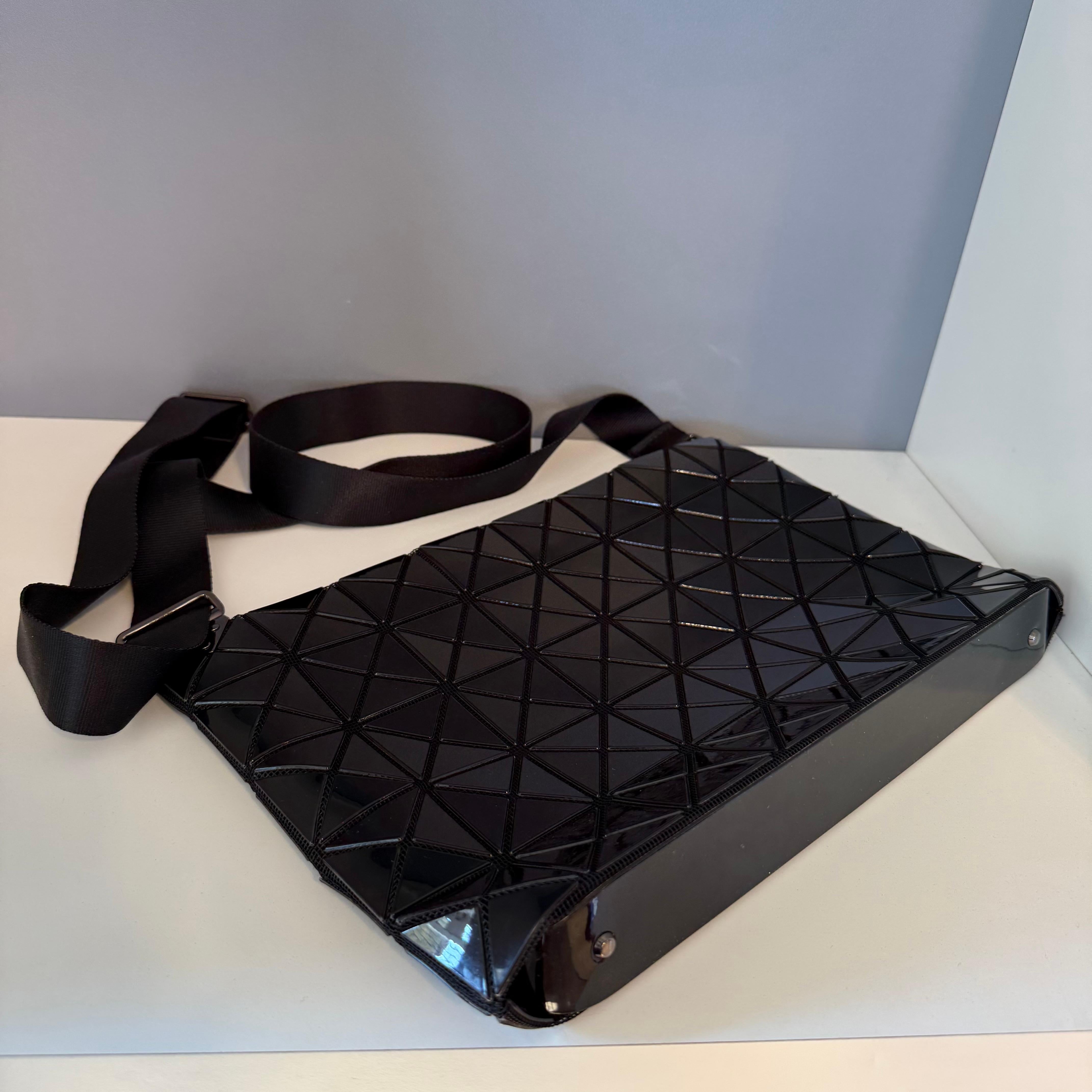 Bao Bao by Issey Myake
Black plastic 
Textile crossbody bag
Internal zip pocket 
Cm 31 x 19 x 3,5 (12,2 x 7,48 x 1,37 inches)
Great conditions
Worldwide express shipping included in the price !