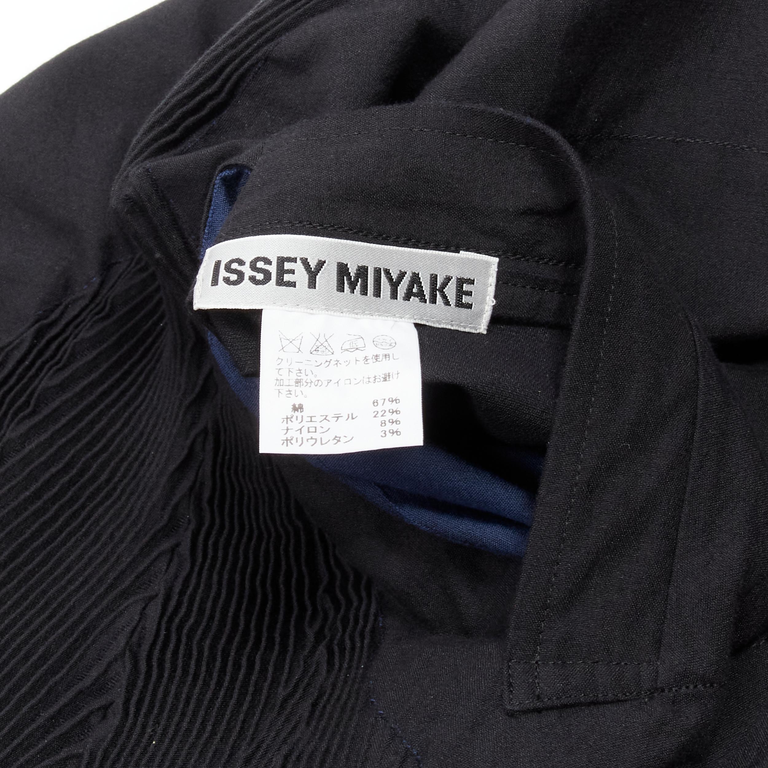 Issey Miyake nero blu in misto cotone con spalle plissettate e taglio 3D, cappotto JP2 M in vendita 5