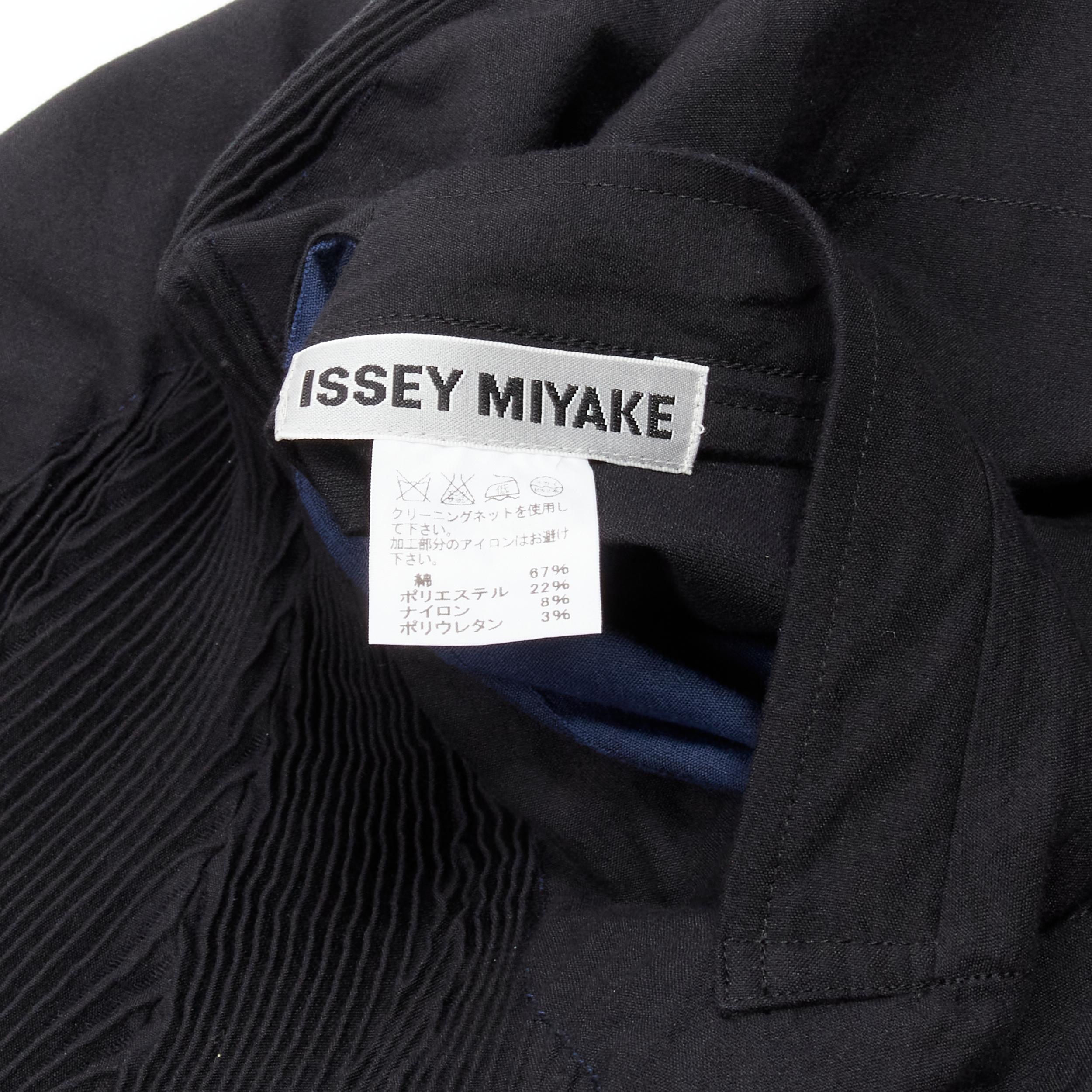 ISSEY MIYAKE black blue cotton blend pleated shoulder 3D cut coat JP2 M For Sale 5