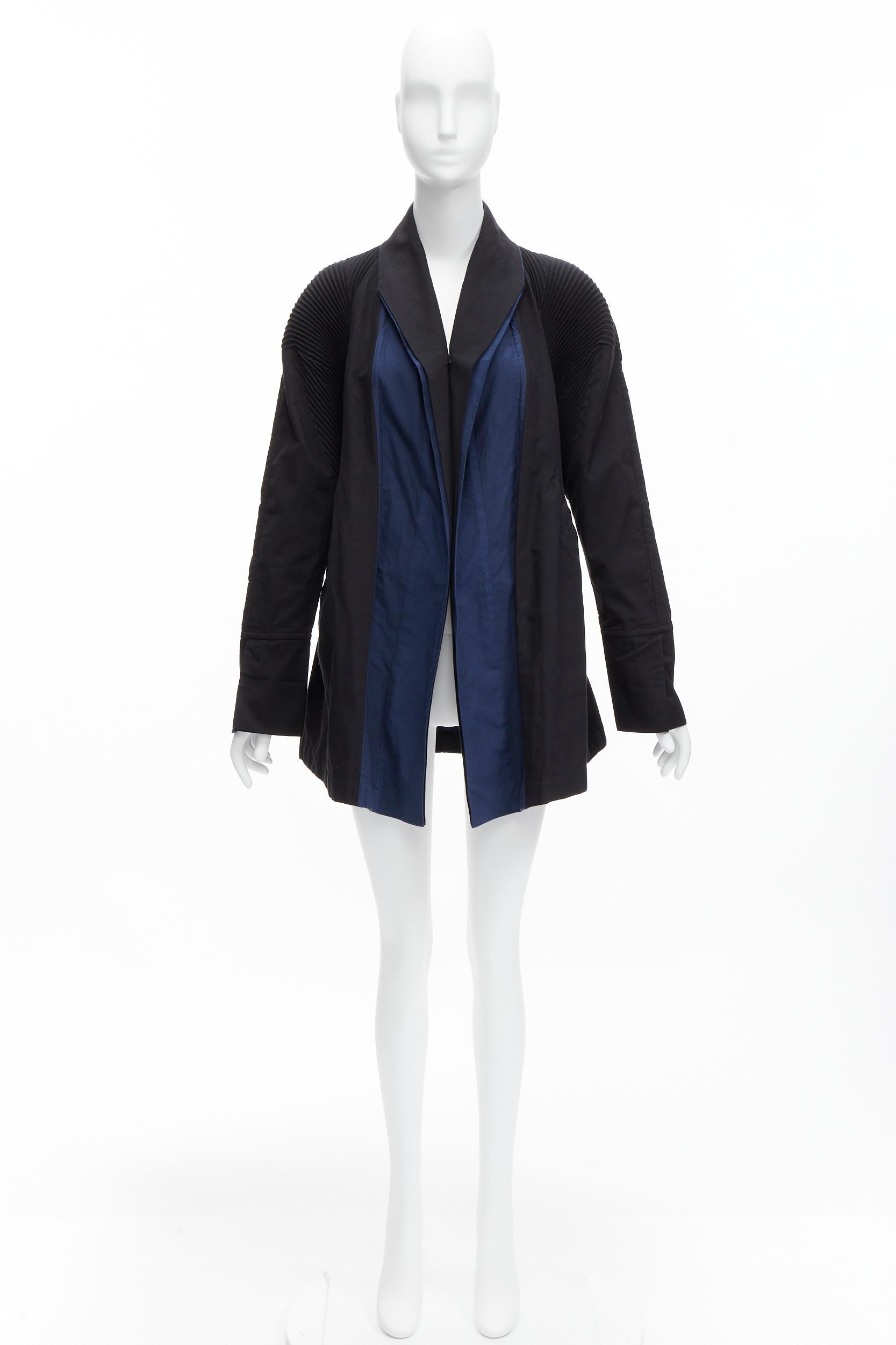 Issey Miyake nero blu in misto cotone con spalle plissettate e taglio 3D, cappotto JP2 M in vendita 6