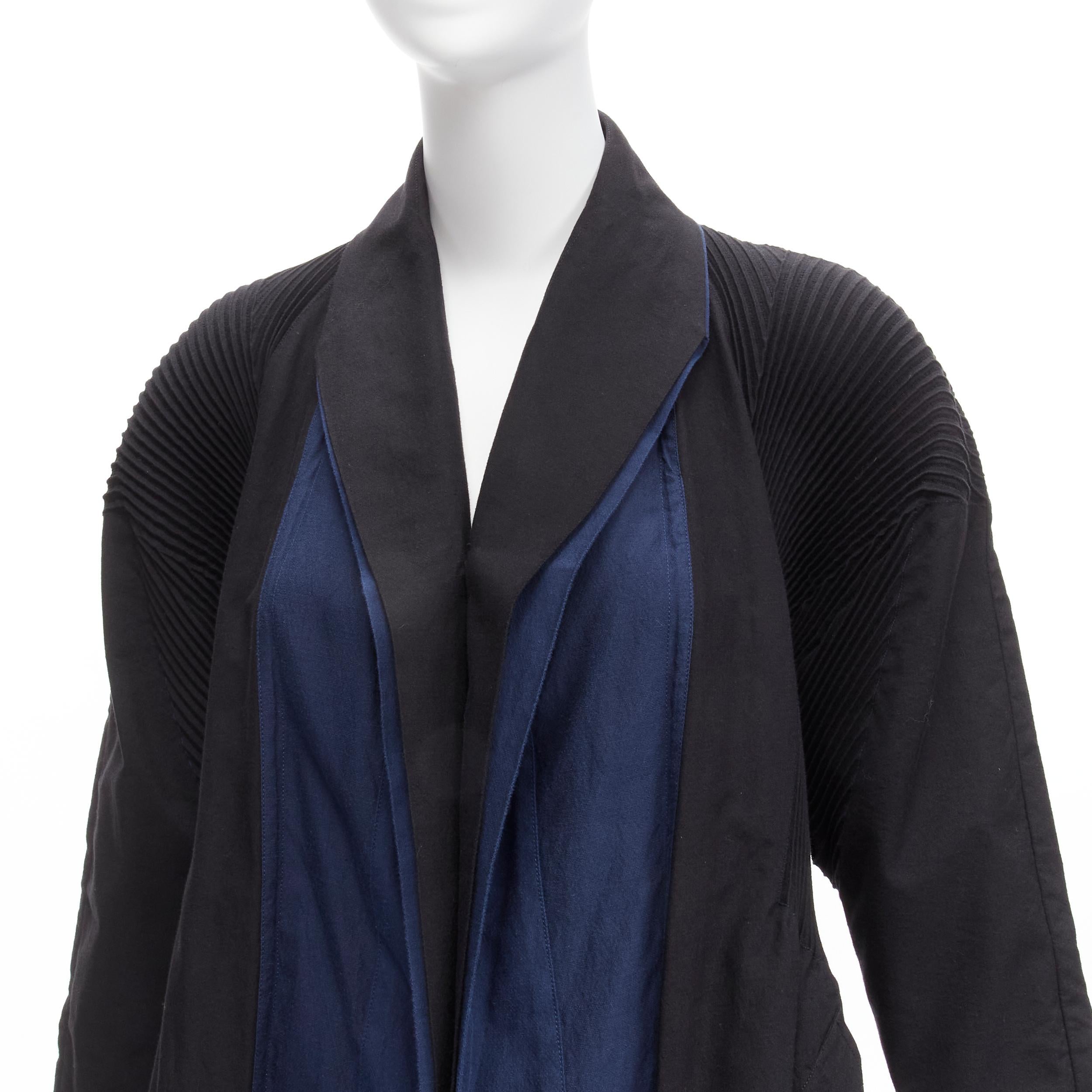 Issey Miyake nero blu in misto cotone con spalle plissettate e taglio 3D, cappotto JP2 M
Riferimento: TGAS/D00255
Marchio: Issey Miyake
Materiale: Cotone, misto
Colore: nero, blu
Modello: Tinta unita
Chiusura: bottone
Fodera: Tessuto blu
Dettagli