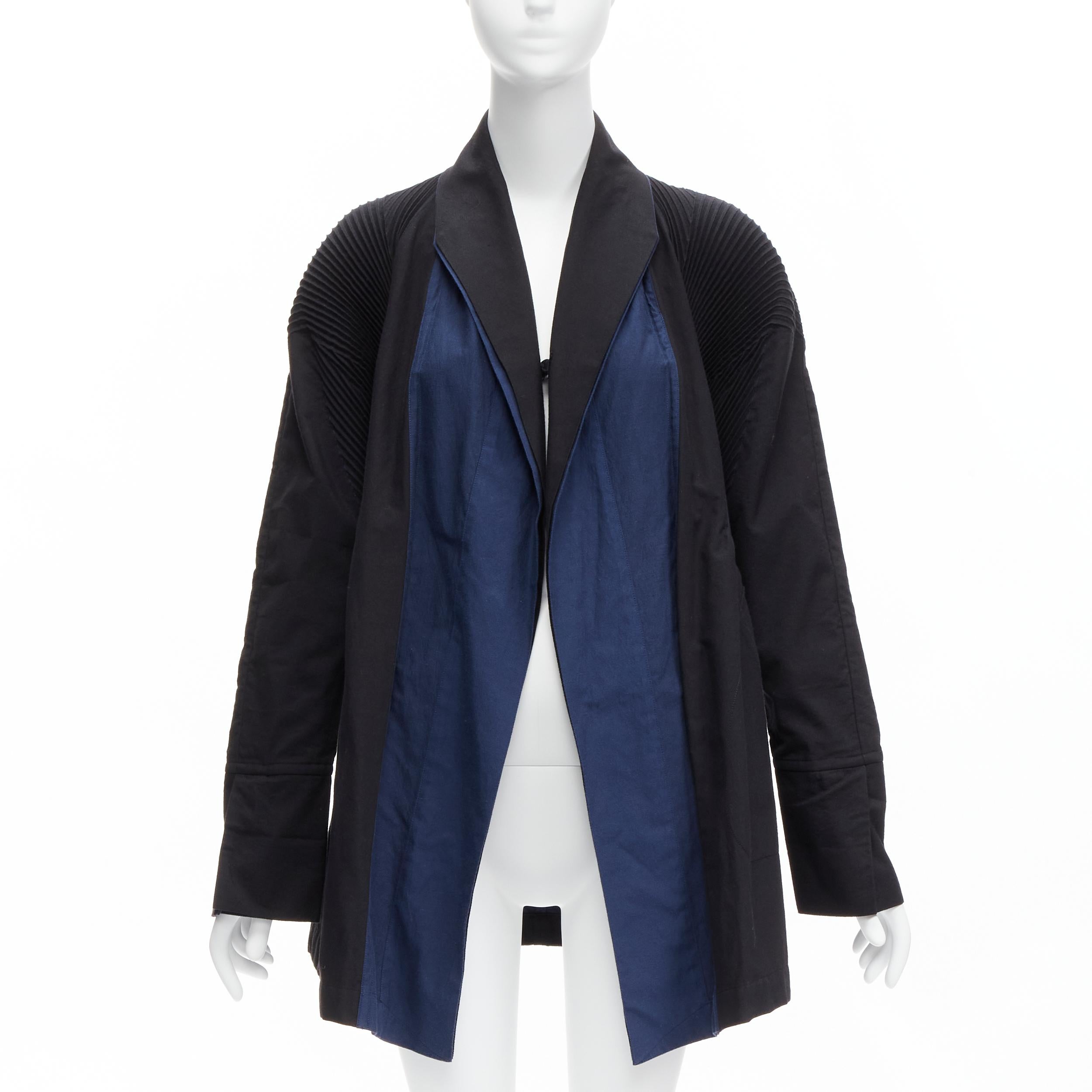 Nero Issey Miyake nero blu in misto cotone con spalle plissettate e taglio 3D, cappotto JP2 M in vendita
