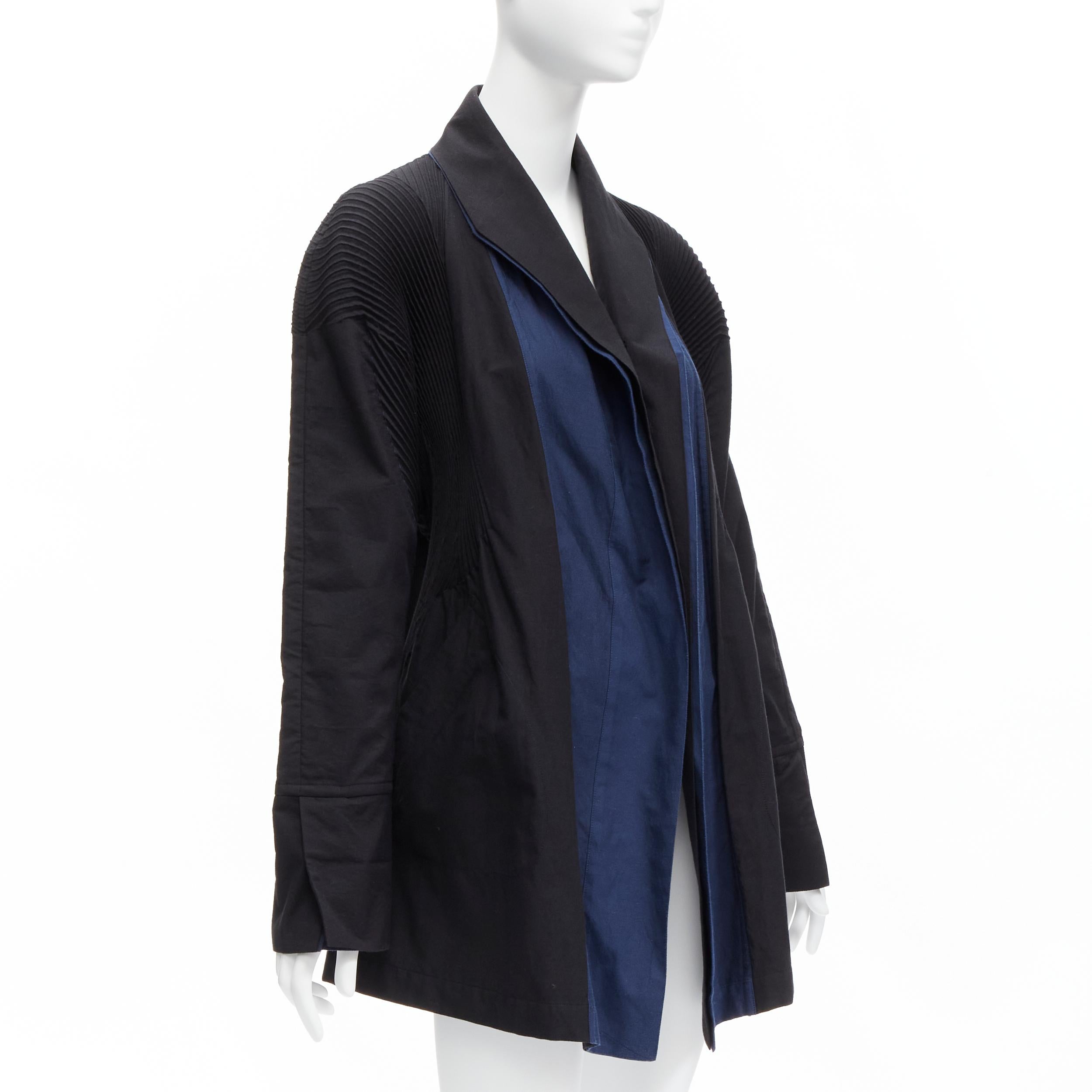 ISSEY MIYAKE black blue cotton blend pleated shoulder 3D cut coat JP2 M In Excellent Condition For Sale In Hong Kong, NT