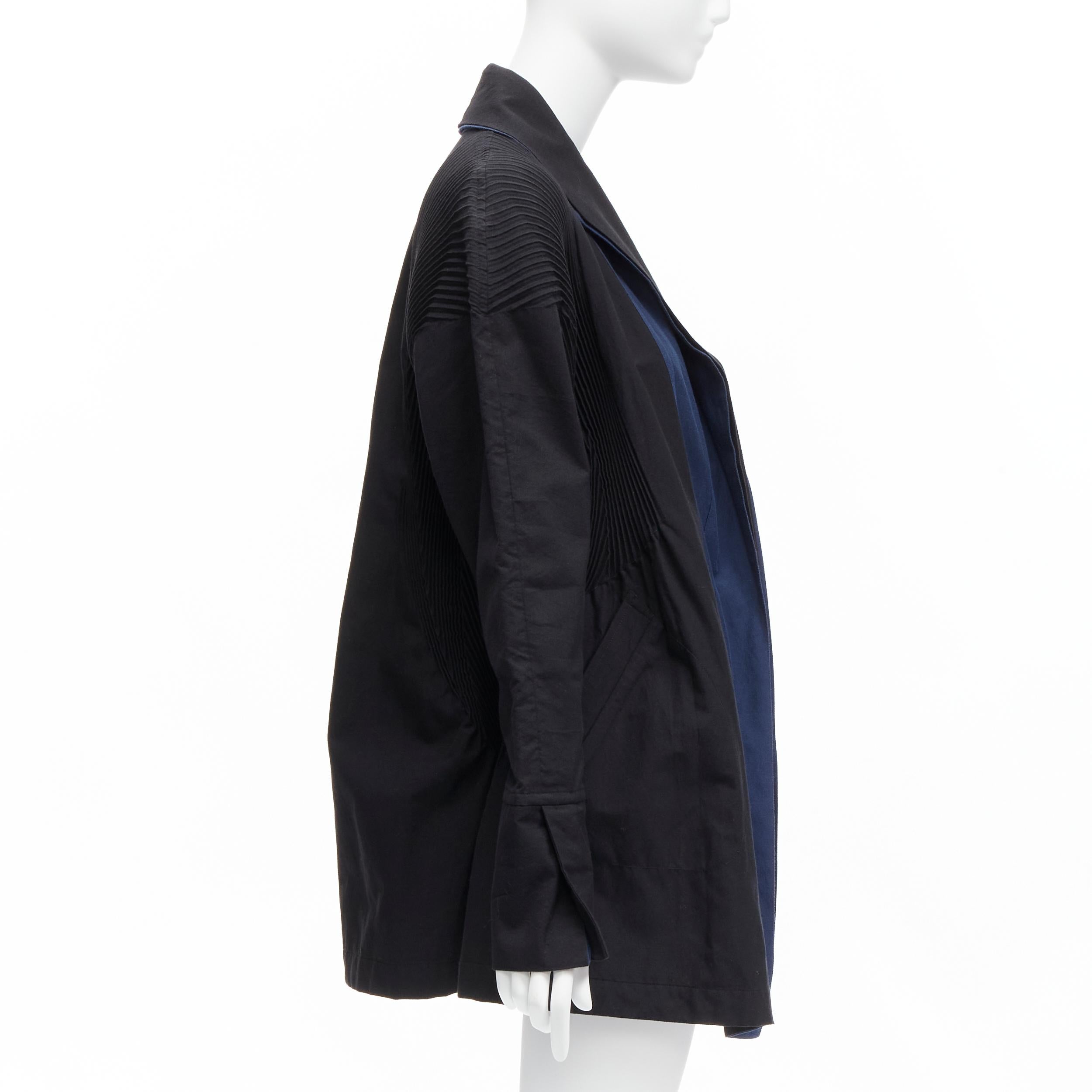 Donna Issey Miyake nero blu in misto cotone con spalle plissettate e taglio 3D, cappotto JP2 M in vendita