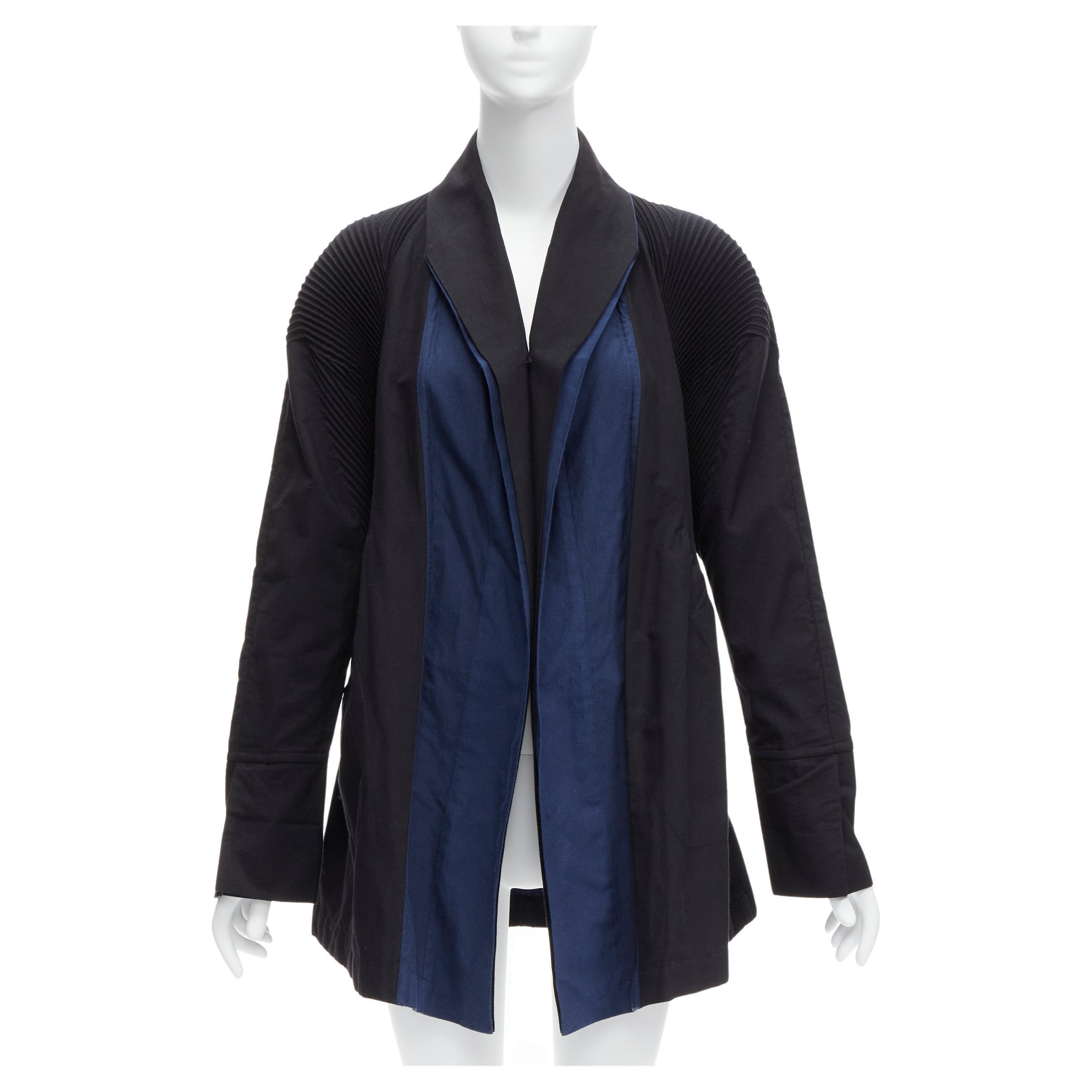 Issey Miyake manteau noir bleu en coton mélangé à épaules plissées coupe 3D JP2 M en vente