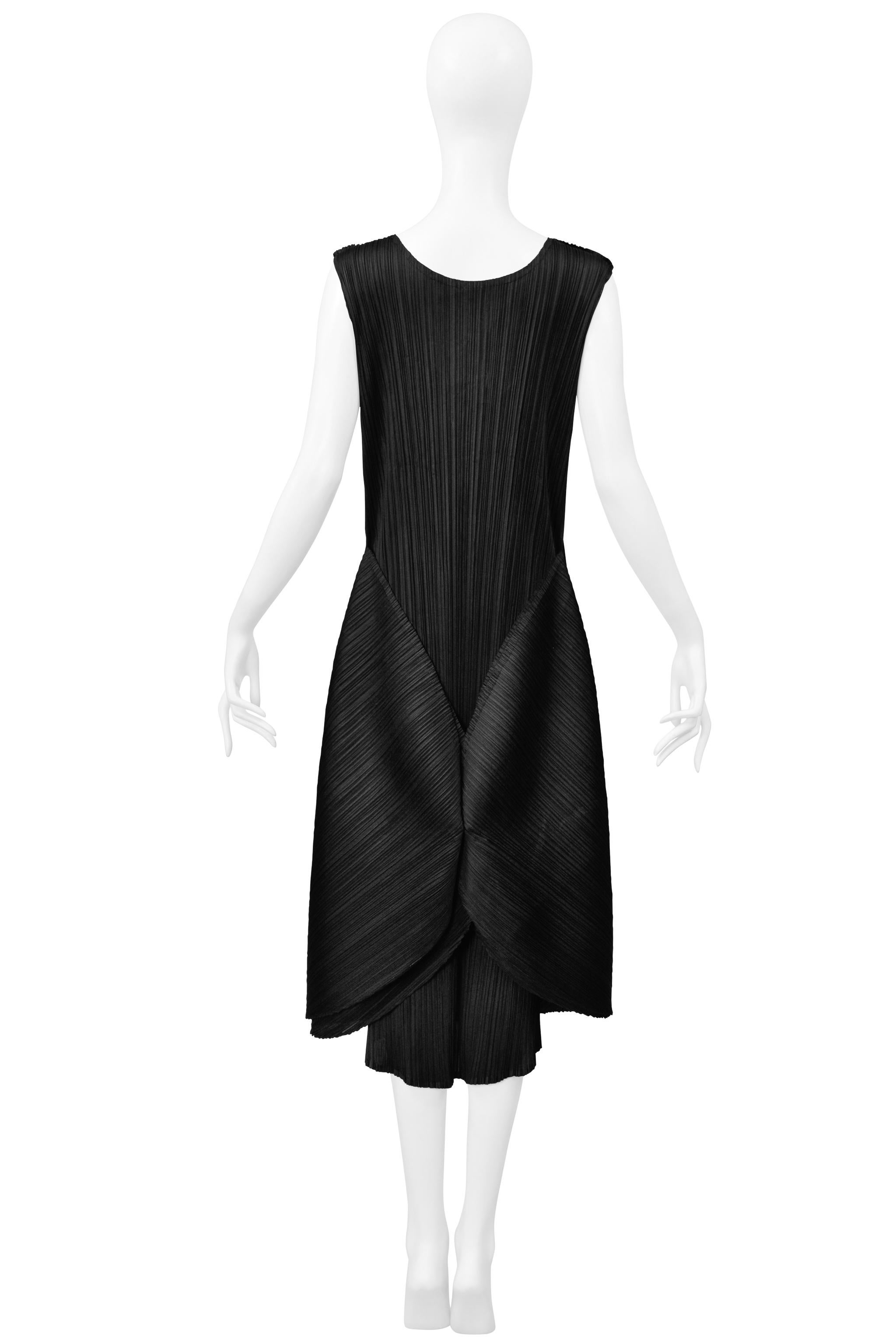 Resurrection Vintage se complace en presentar un vestido vintage Issey Miyake negro plisado con paneles negros de la colección de primavera de 2005, con cuello redondo y diseño sin mangas, largo midi, paneles traseros que pueden llevarse